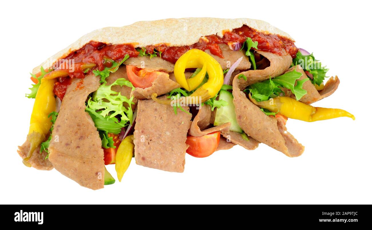 Dönern Sie kebabisches Fleisch und frischen Salat in einem auf weißem Hintergrund isolierten Pitta-Brot Stockfoto