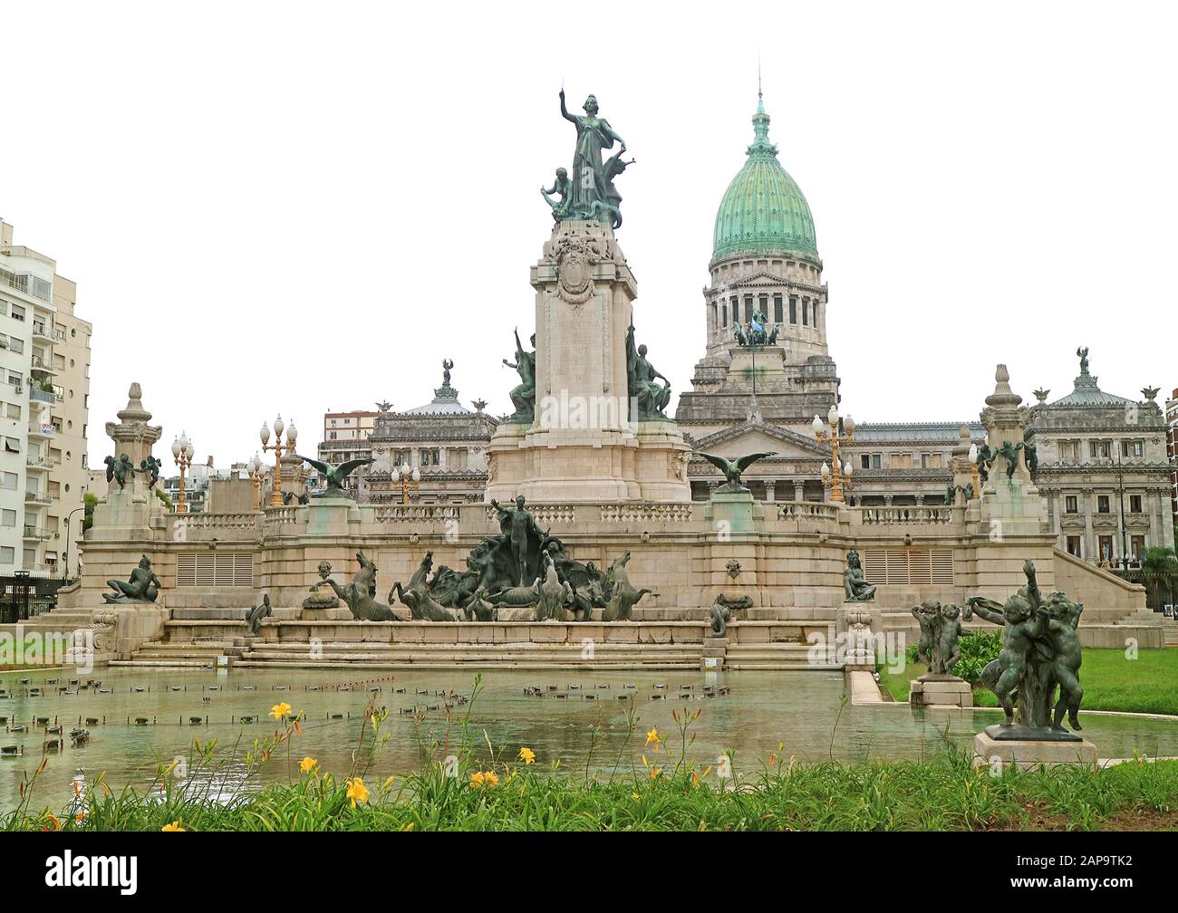 Denkmal der Beiden Kongresse mit dem Kongresspalast auf dem Congressional Plaza in Buenos Aires, Argrntina Stockfoto