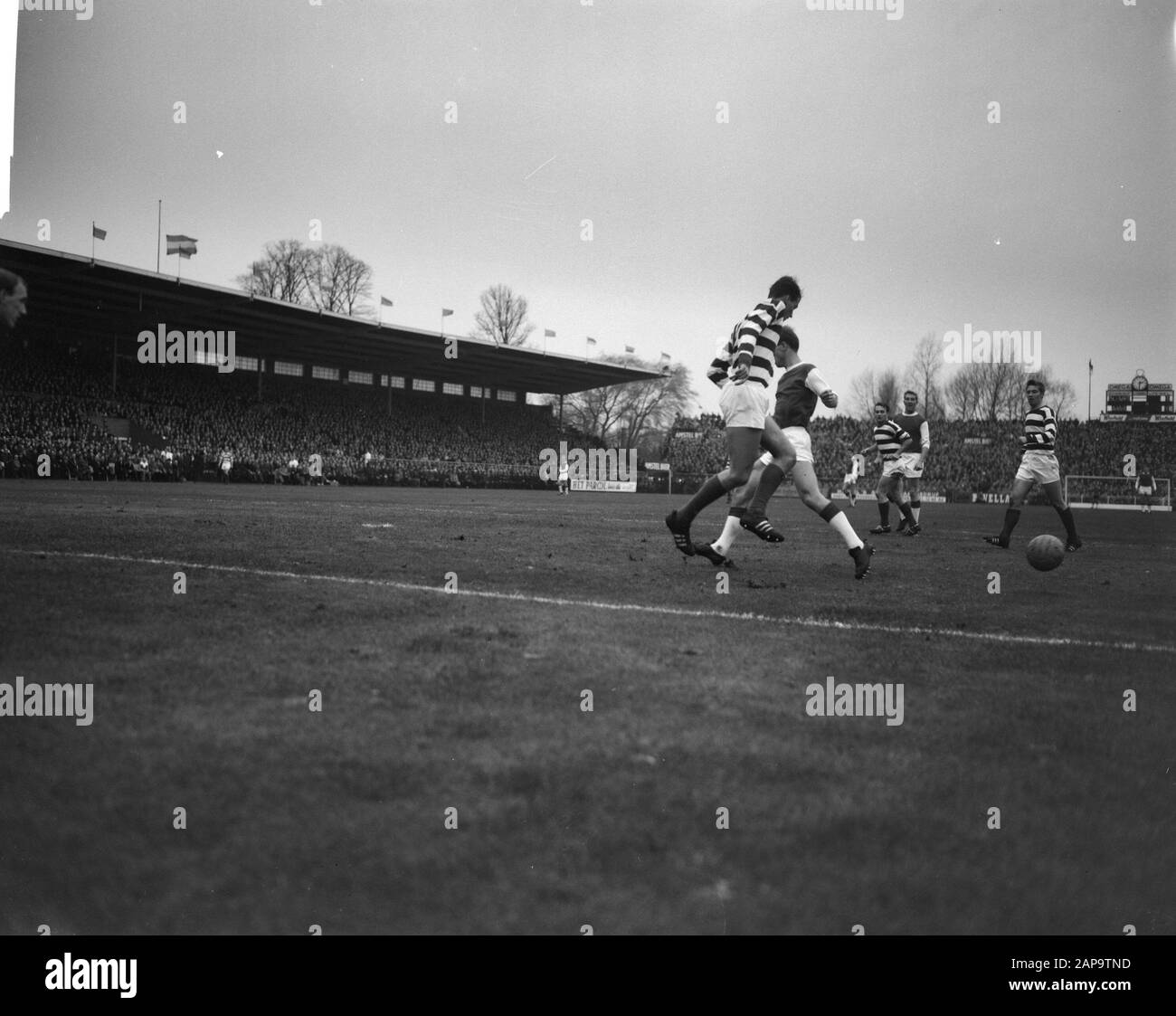 AJAX gegen Blau-Weiß 1-1. Spielmoment Datum: 24. November 1963 Schlagwörter: Sport, Fußball-Institution Name: AJAX Stockfoto