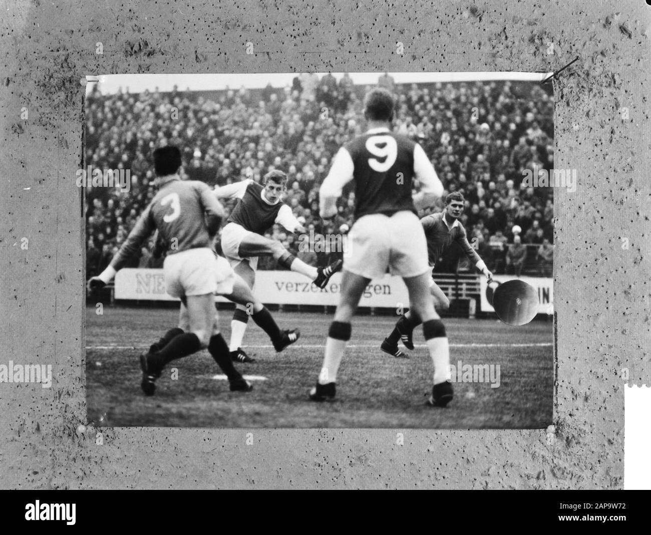 AJAX gegen Fortuna 54 4-1 erzielte Piet Keizer das erste Tor für Ajax Annotation: Repronegativdatum: 12. Januar 1964 Ort: Amsterdam Schlagwörter: Sport, Fußball Personenname: Keizer, Piet Institutionenname: Fortuna 54 Stockfoto