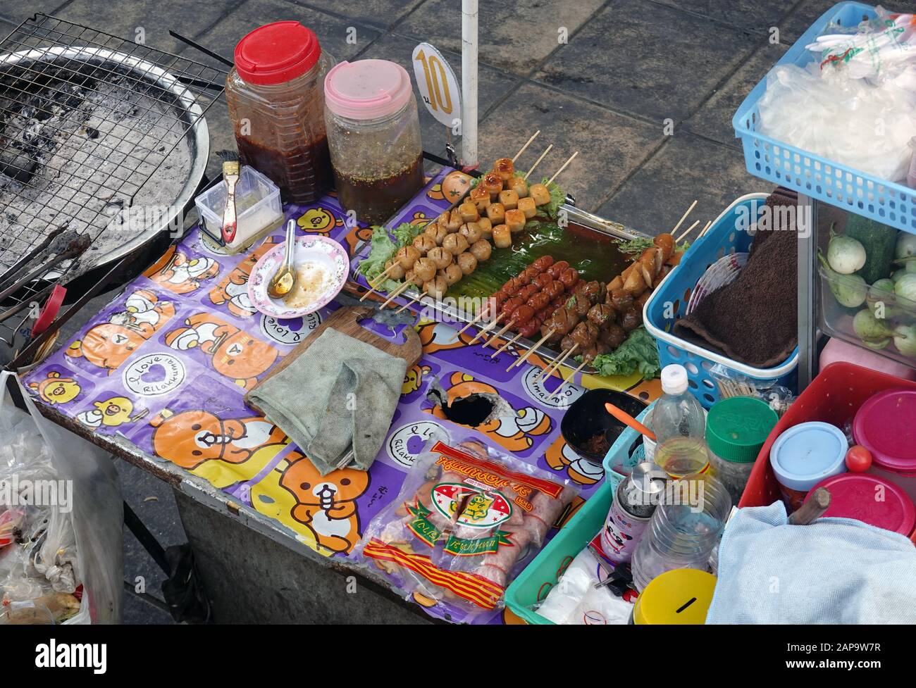 Bangkok, Thailand - 20. Dezember 2019: Straßennahrungsmittel-Stall mit Würstchen, Fleisch und Tofukugeln. Stockfoto