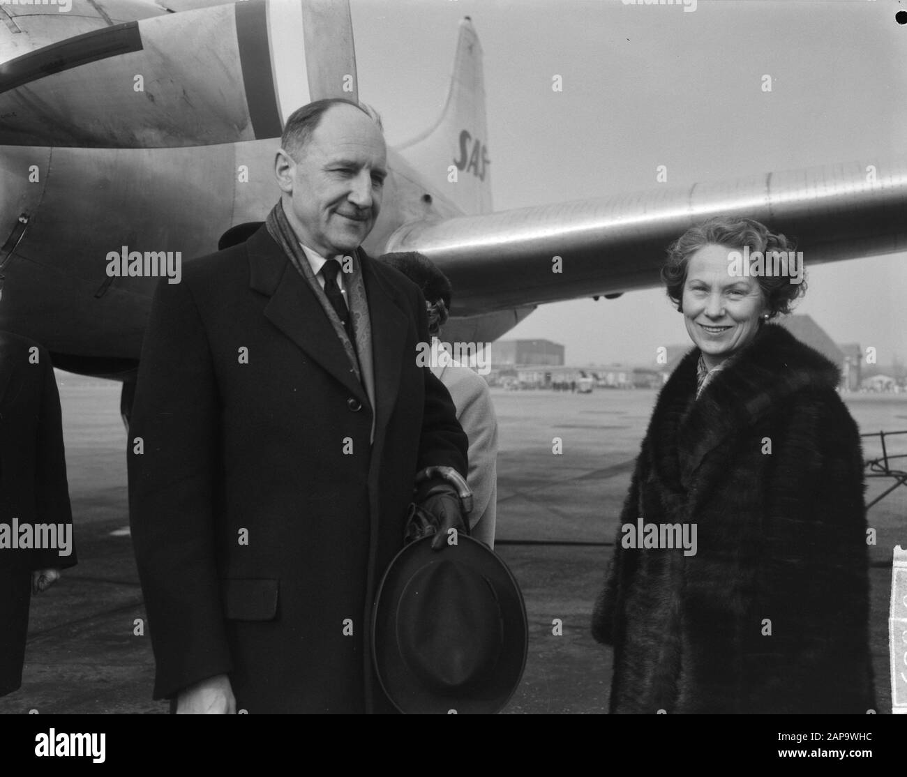 Ankunftsministerin Luns und Ehefrau auf Schiphol von Norwegens Besuch, während der Pressekonferenz Datum: 12. März 1964 Schlüsselwörter: Frau, Ankunft persönlicher Name: LUNs, J.A.M. H., Luns, Joseph Stockfoto