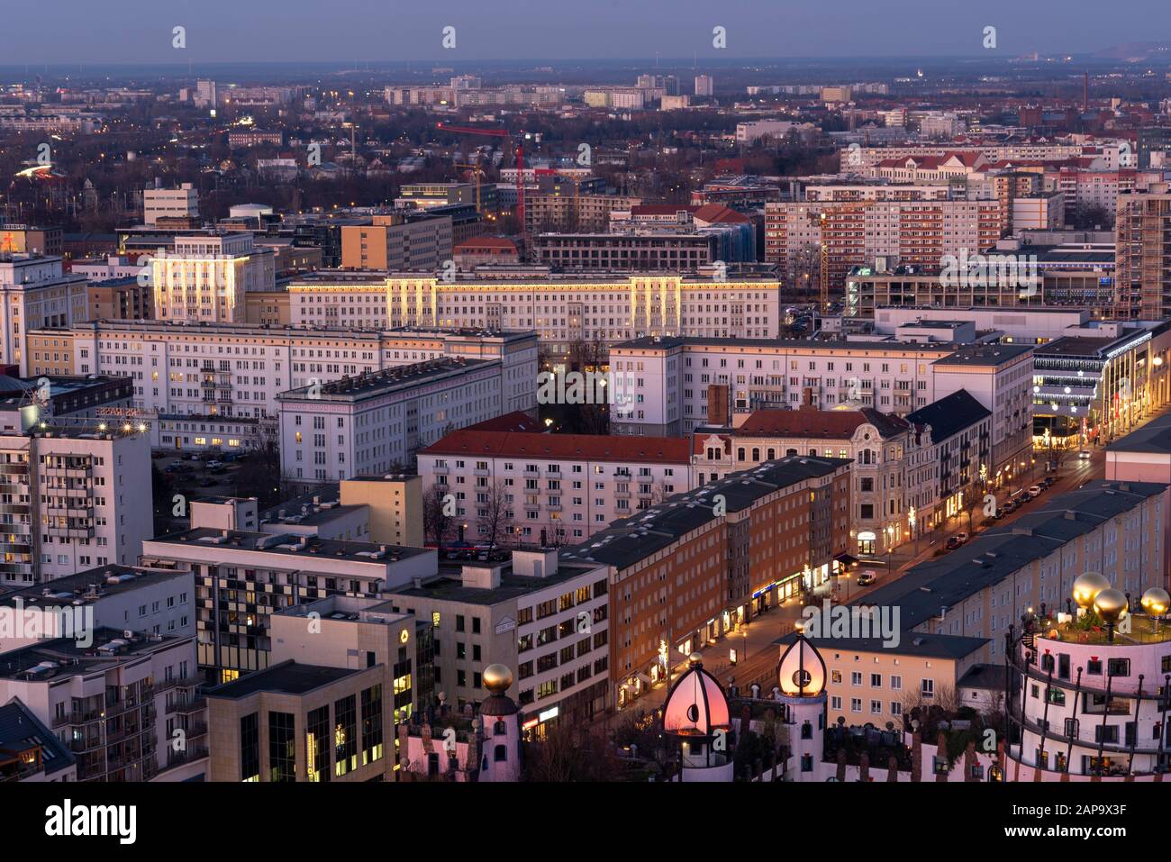 Magdeburg, Deutschland. Januar 2020. Blick vom Dom auf die 'Stalinbauten' in der Innenstadt von Magdeburg. Bauten im Stil des sozialistischen Klassizismus finden sich unter anderem auch in Chemnitzer, Leipzig, Dresden, Berlin und Eisenhüttenstadt. Kredit: Stephan Schulz / dpa-Zentralbild / ZB / dpa / Alamy Live News Stockfoto