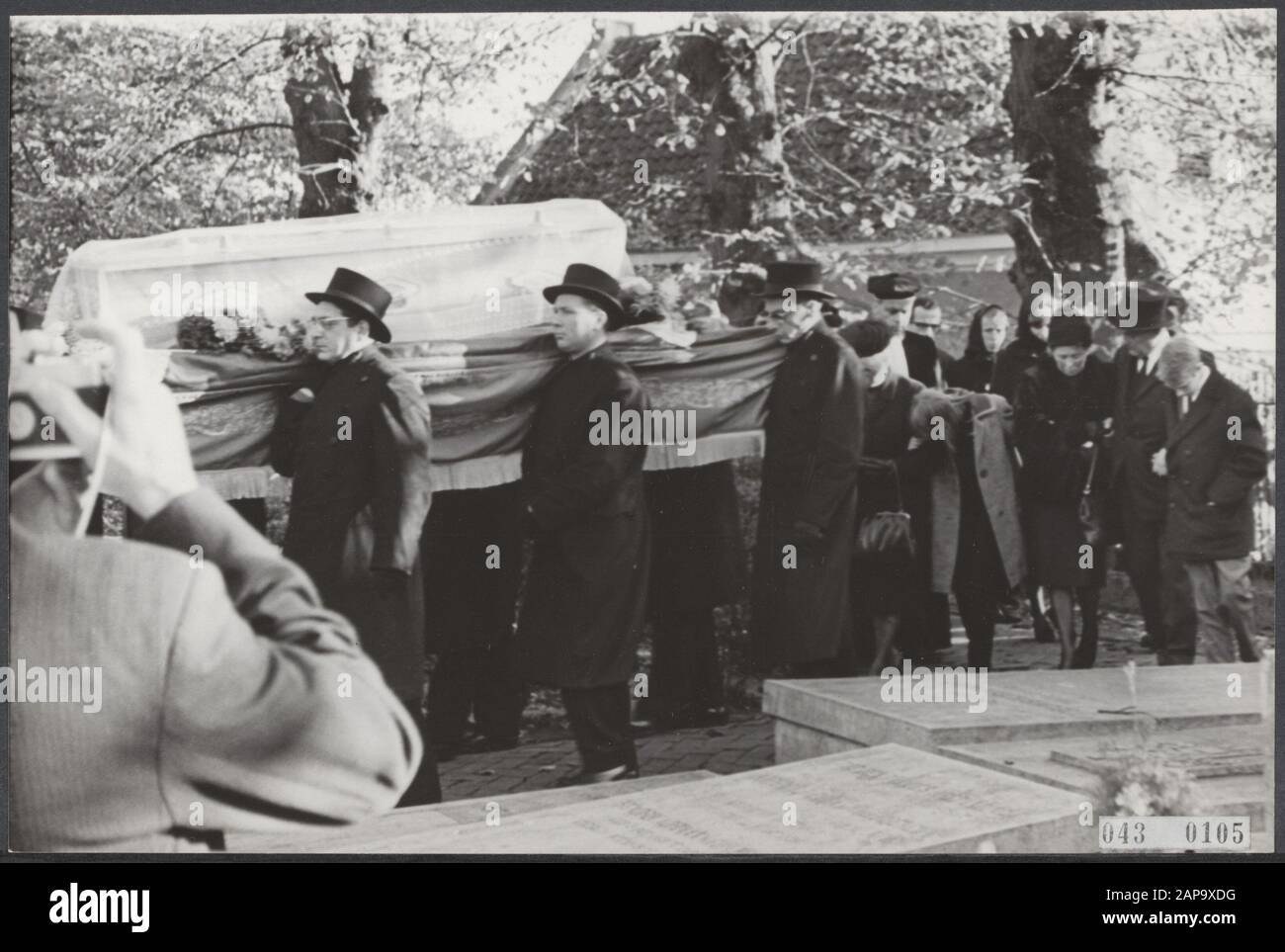 Bestattung sechs Zug-Entführer Assen; Trauer von 2 Frauen aus Südmolukken und einer Holländerin Datum: 14. Juni 1977 Ort: Assen Schlüsselwörter: Beerdigungen, Zug-Entführer Stockfoto