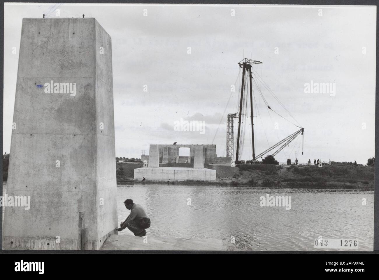 Der Bau der Brücke über den äußeren IJ und Merwedekanaal bei Amsterdam für die Verbindung des Nordens mit dem Süden, der nun den Hembrugpont und die ponts über die IJ nutzen muss. Derzeit werden die Stützen für die Brücke gebaut, die 2600 Meter lang sein wird, unterbrochen von 500 Meter Erdbahn Datum: 27. Juni 1956 Standort: Ij, Schellingwoude Schlüsselwörter: Brücken, Hydraulik, Straßenbau Stockfoto