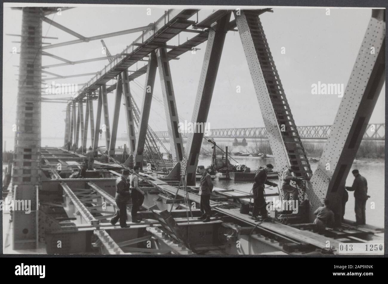 Bau der neuen Eisenbahnbrücke über den Moerdijk. Die Arbeit an der ersten Spannweite ist in vollem Gange. Hintergrund ist die bestehende Straßenbrücke sichtbar Datum: 8. april 1954 Standort: Hollands Diep, Moerdijk Schlagwörter: Brücken, Eisenbahn, hydraulische Ingenieur-Institution Name: Moerdijkbrug Stockfoto