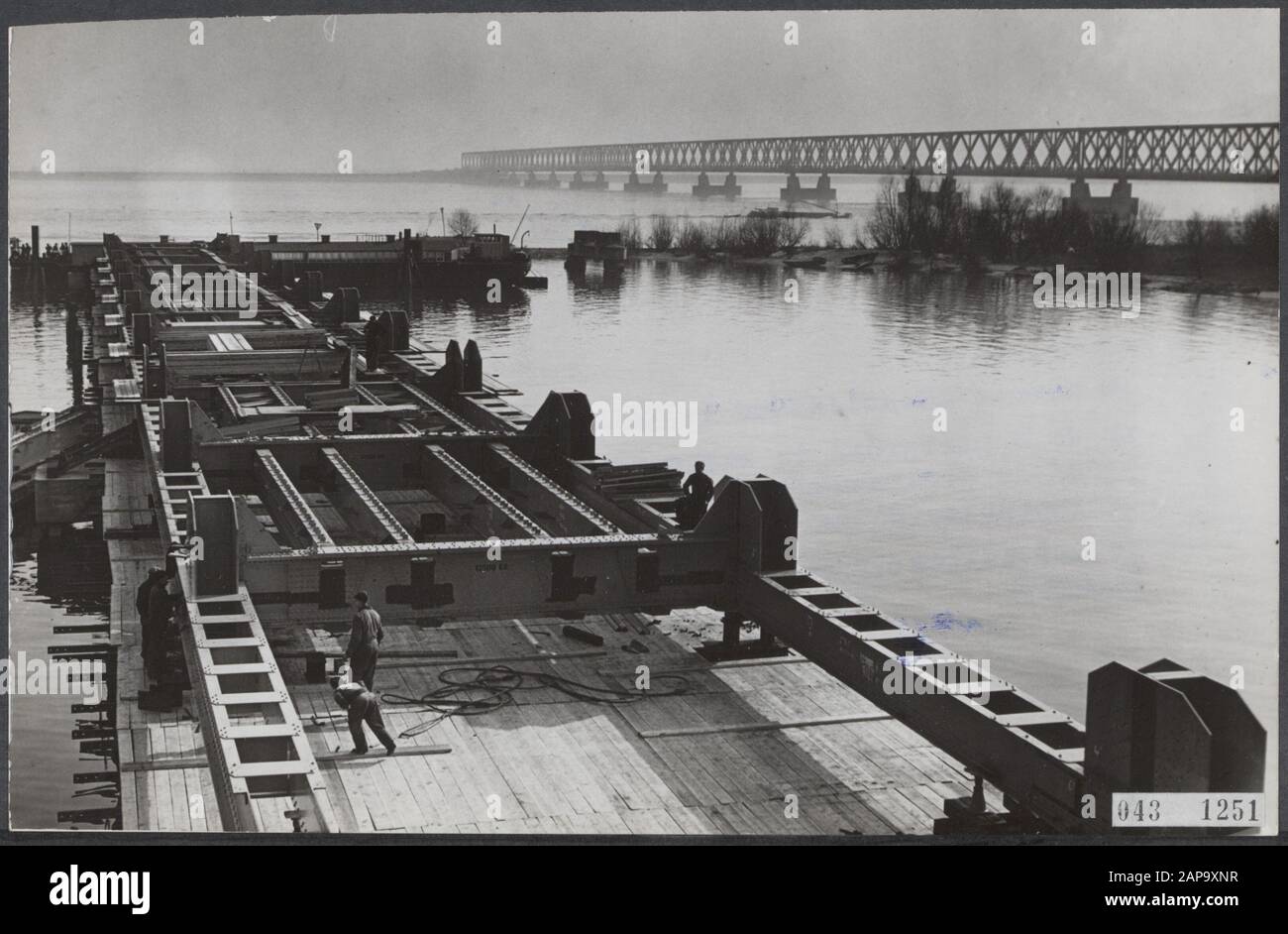 Der neue Moerdijkbrug ist im Bau. Im Hintergrund die bestehende Brücke und im Vordergrund die Arbeiten am Gerüst für die erste Spannweite, die 100 Meter lang sein wird Datum: 18. März 1954 Standort: Hollands Diep, Moerdijk Schlüsselwörter: Brücken, Eisenbahn, hydraulische Ingenieur-Institution Name: Moerdijkbrug Stockfoto