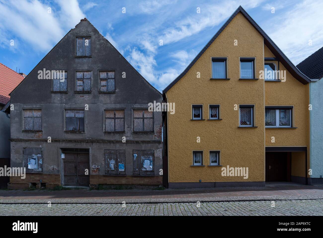Zwei Wohnhäuser, baufällig und nach der Grenzöffnung saniert, Barth, Dardin, Mecklenburg-Vorpommern, Deutschland Stockfoto