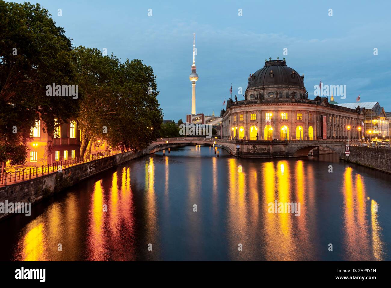 Abendstimmung, beleuchtetes Bode-Museum an der Spree, im hinteren Berliner Fernsehturm Alex, Museumsinsel, Berlin-Mitte, Berlin, Deutschland Stockfoto