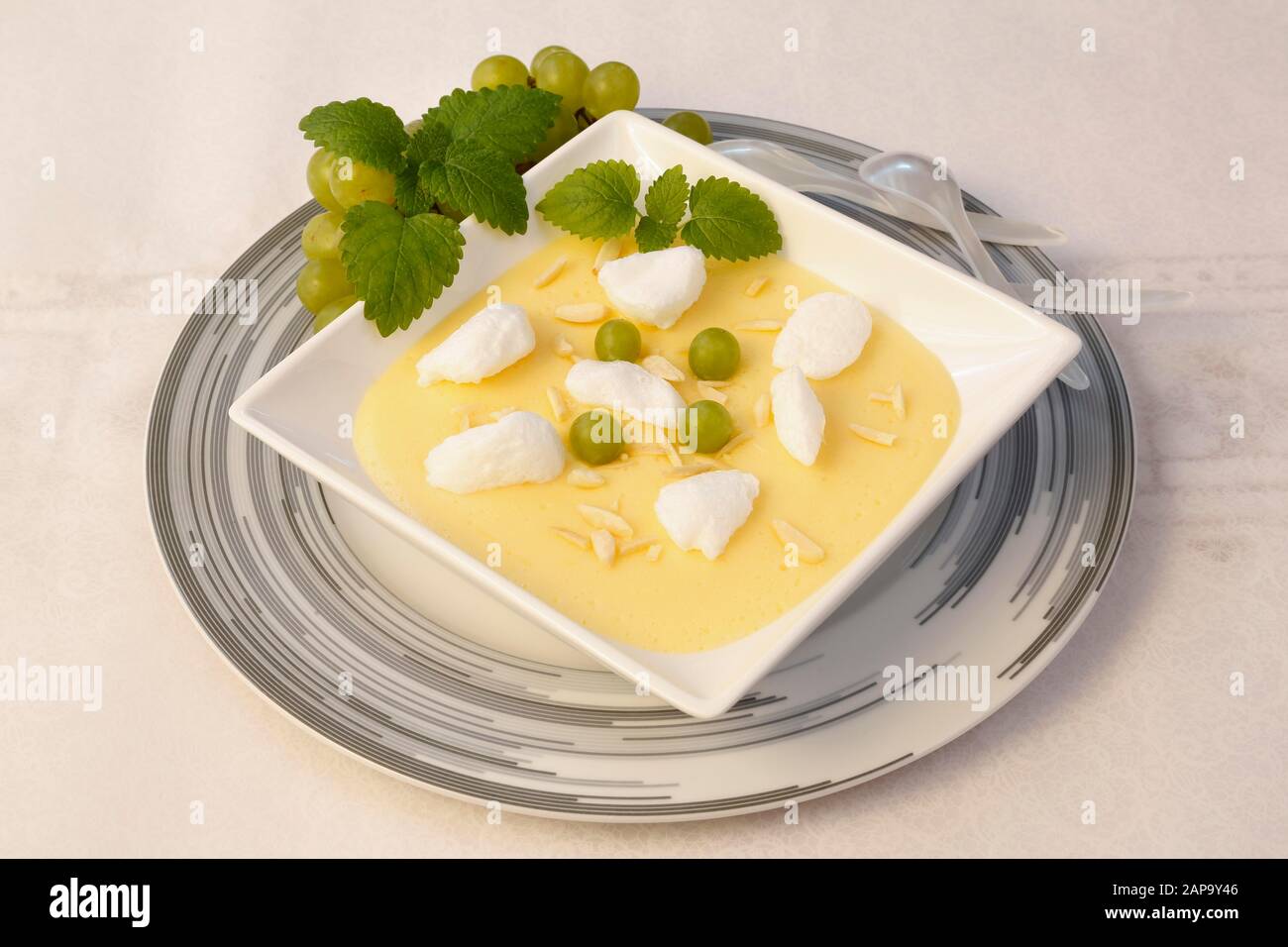 Dessert, Weincreme mit geschlagenem Eiweiß und Trauben in Dessertschale, Deutschland Stockfoto