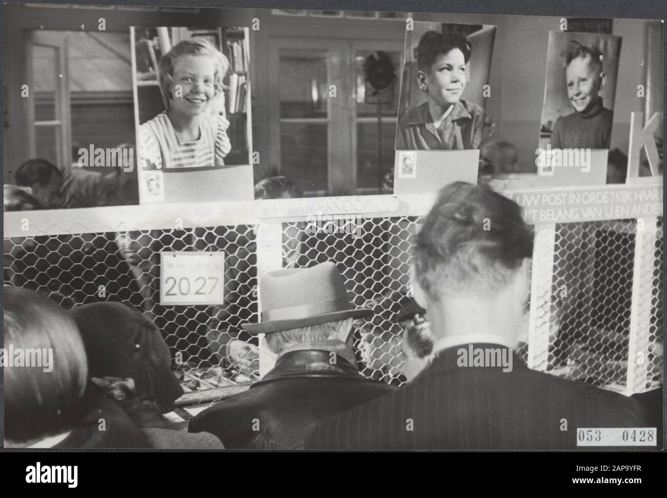 Agentur eingerichtet in der Schule für den Verkauf von Kindermarken Datum: 12. November 1951 Ort: Amsterdam, Noord-Holland Schlüsselwörter: Aktionen, Kinder, Postdienste, Stempel Personenname: Montessorischool Stockfoto