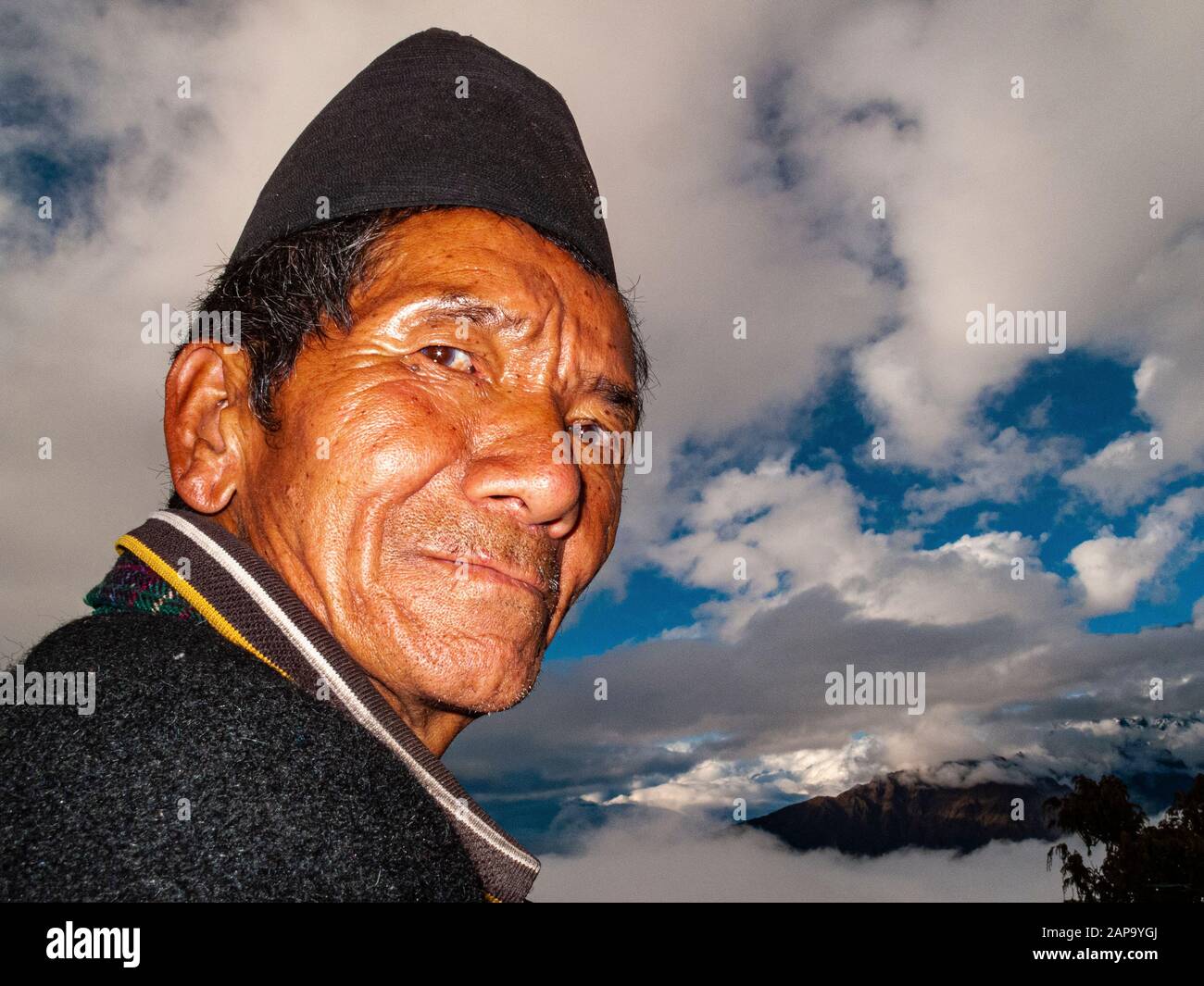 Porträt eines ortsansässigen Mannes, der einen schwarzen Dhaka Topi trägt, den traditionellen Hut Stockfoto