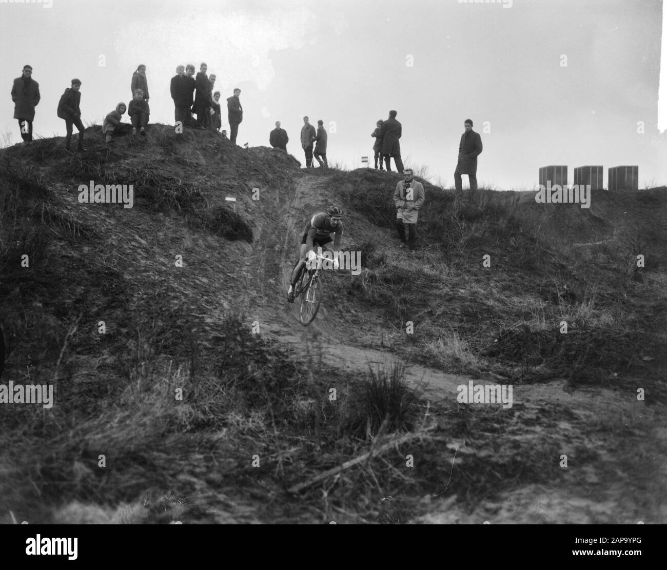 Cycle Cross in Sterrenbos in Schiedam, die Profis voorop C. van Hulst (Dritter) dort hinter H. Harings (Sieger) Datum: 19. Dezember 1964 Ort: Schiedam, Zuid-Holland Schlagwörter: Gewinner, Profs, Radfahrer persönlicher Name: C. van Hulst, H. Harings Stockfoto