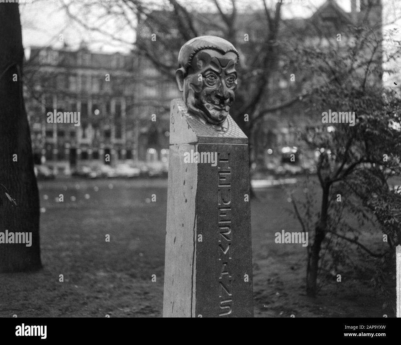 Statue von Herman Heijermans im Leidener Busch mit brauner Flöte verschmiert Datum: 15. Januar 1965 Ort: Amsterdam, Noord-Holland Schlüsselwörter: Bilder, Zerstörung persönlicher Name: Herman Heijermans Stockfoto