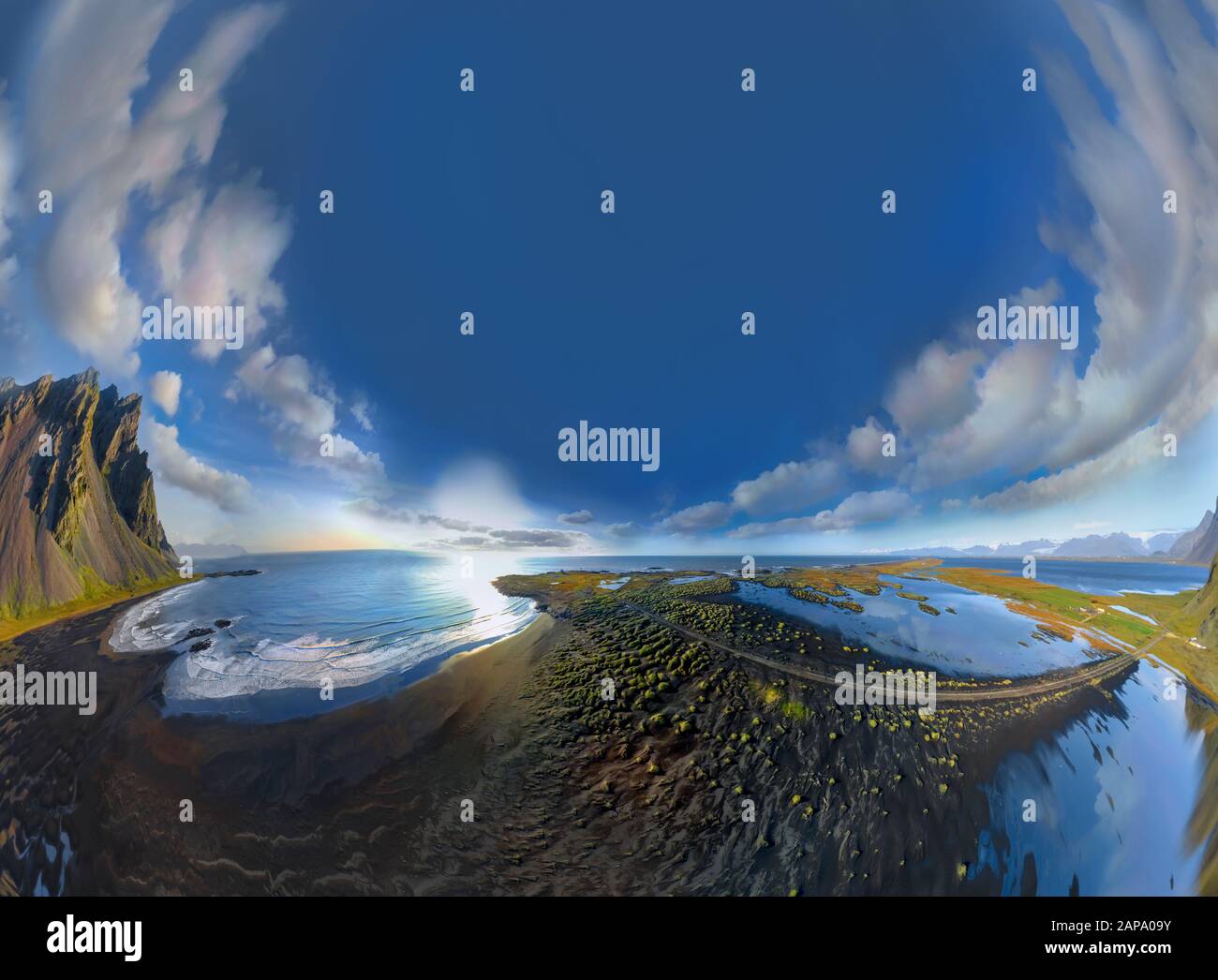 Epischer Luftdronblick an einem sonnigen Tag über die Landschaft des schwarzen Sandstrands in Stokksnes fliegen. Vestrahorn-Berg im Hintergrund. Fischauge disto Stockfoto