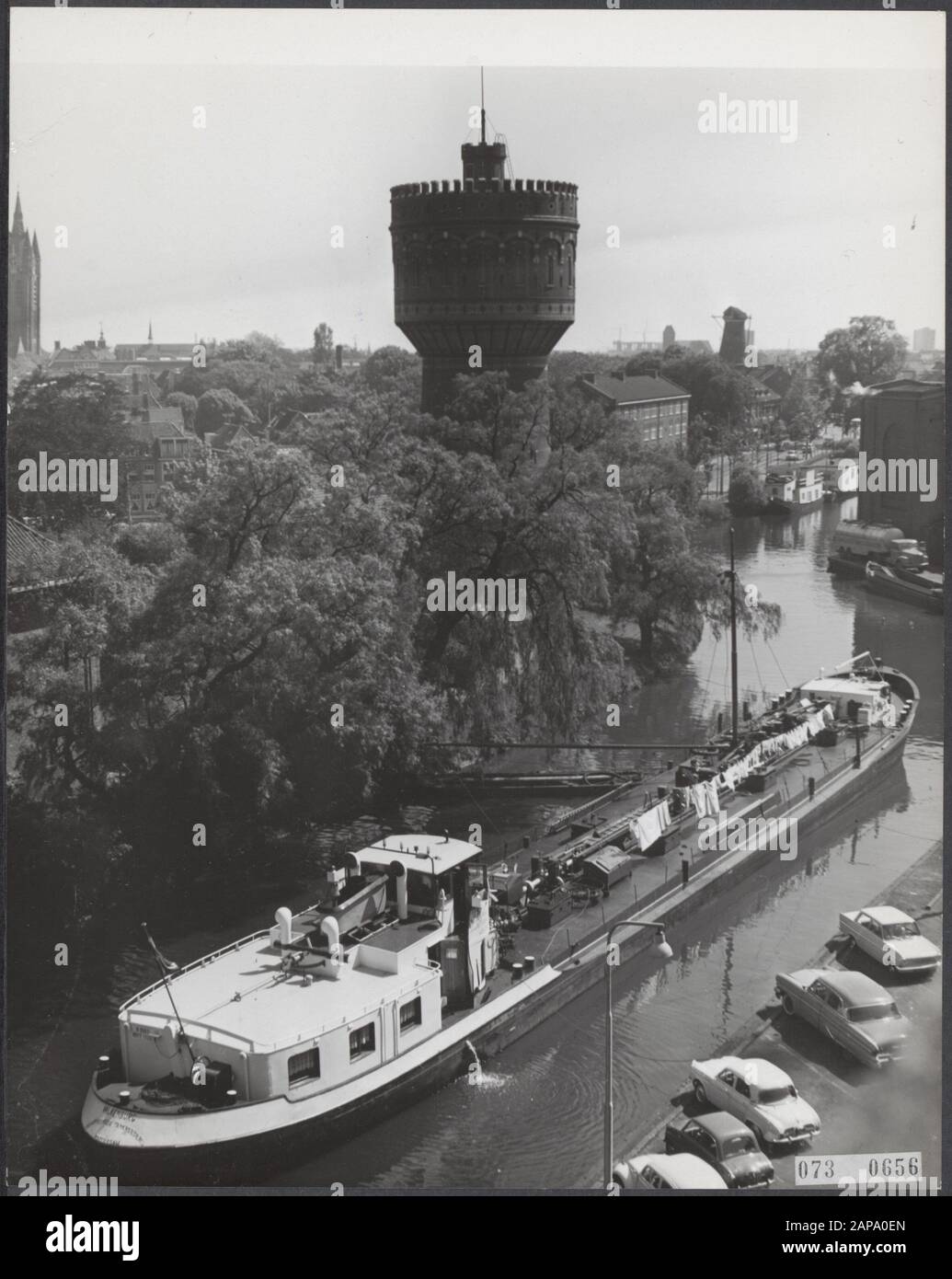 Die Versorgung mit Trinkwasser durch einen Kahn nach Beschädigung der Hauptwasserleitung während der Ausgrabung. Datum: 20.Mai 1964 Ort: Delft, Zuid-Holland Schlüsselwörter: Trinkwasser, Tankschiffe Stockfoto