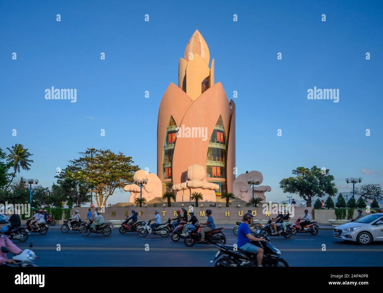 Das Gebäude in Form eines Lotus in Nha Trang, Vietnam. Abend des 9. Januar 2020 Stockfoto