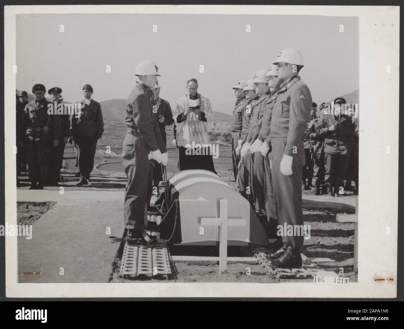Beerdigung mit militärischer Ehre der Überreste von Oberstleutnant M.P.A. den Ouden, dem gefallenen Kommandeur der niederländischen Freiwilligen in Korea, auf dem Ehrenfeld in Pusan (Korea). Das Gebet des Kaplans Pater L.D. vrande. Links der Kommandeur des 8. Armee-Oberleutnant Matthew B. Ridgway. Die Ehrengarde bilden Soldaten des 10. Von den niederländischen Freiwilligen waren zwei Soldaten jeder Gesellschaft anwesend Datum: 8. März 1951 Ort: Pamerikan, Südkorea Schlüsselwörter: Beerdigungen, Ehrenfelder, Soldaten, Offiziere, Väter persönlicher Name: Ouden M. P A. den, Ridgway, Matthew, Vr Stockfoto