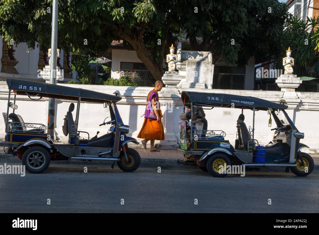 Thailand Tuk Tuks parkte Straße budhist Mönch zu Fuß, Chiang Mai Thailand Stockfoto