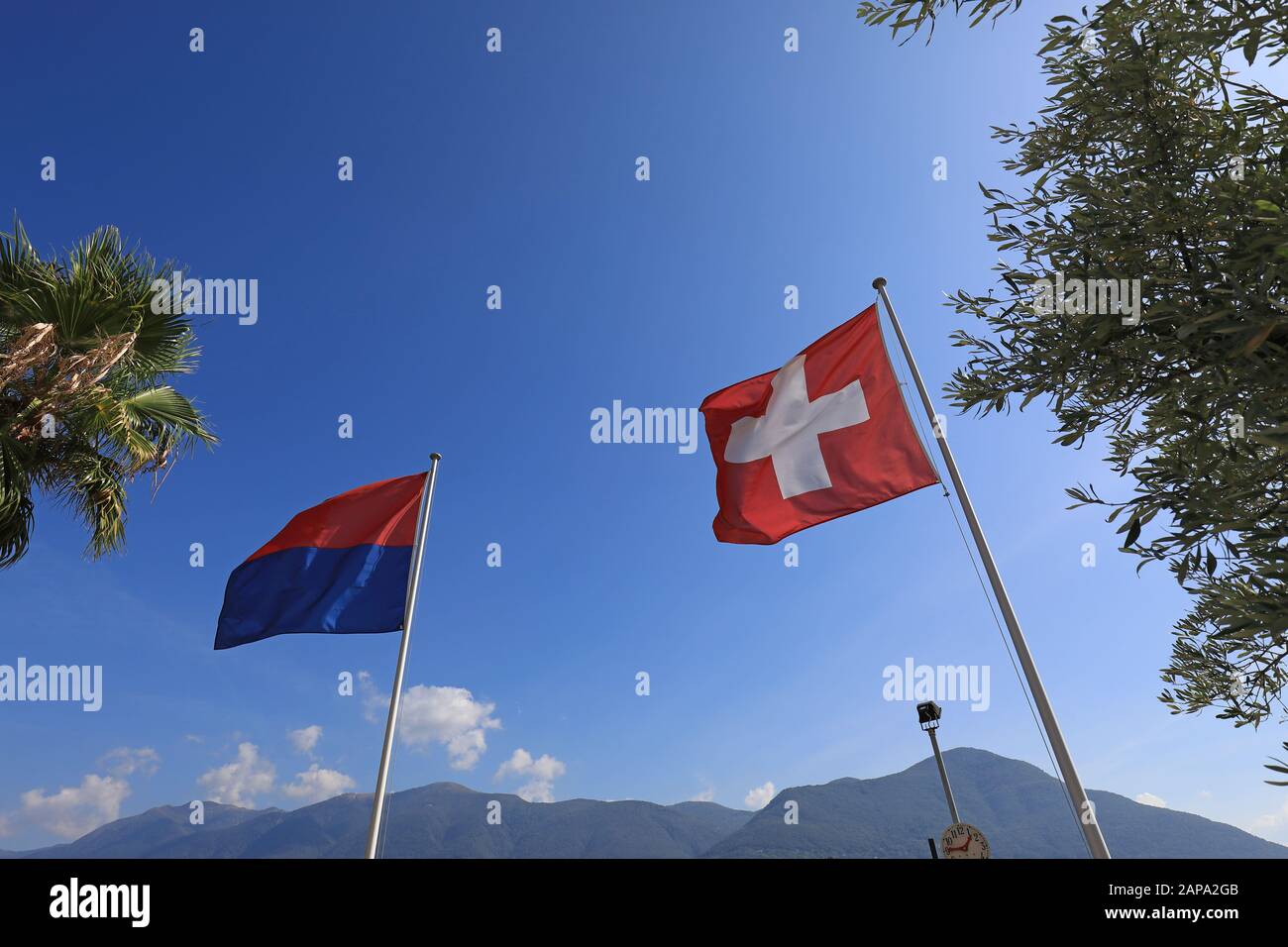 Flaggen der Schweiz und des Ticino im Dorf Brissago, Schweiz  Stockfotografie - Alamy