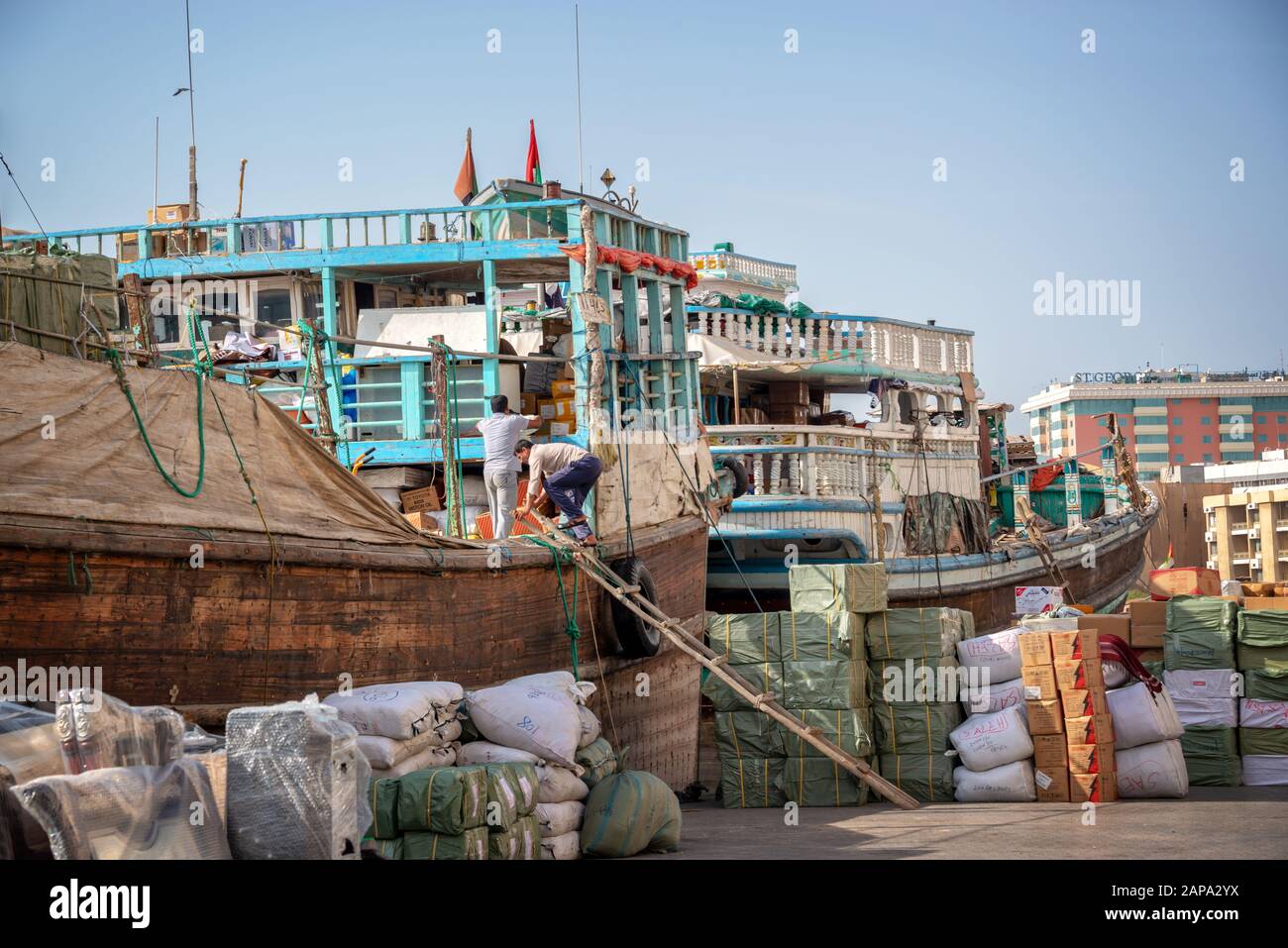 Hölzernen Dhow cargo Boote mit Waren auf dem Dubai Creek, Vereinigte Arabische Emirate geladen Stockfoto