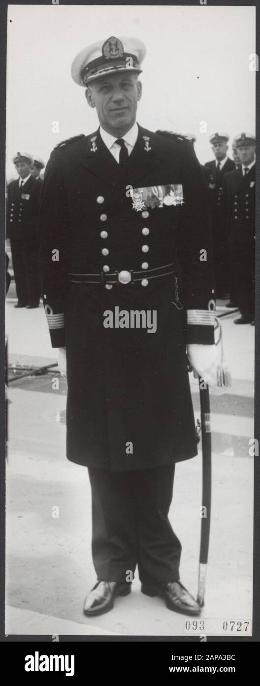 Der neue Kommandeur der Squadron 5, Kommandeur Jhr. W.C.M. de Jonge van Ellemeet, ehemaliger stellvertretender Chief Naval Staff, nach in den Helder an Bord Der Hr. Frau Dan. Flugzeug Karel Doorman das Kommando wurde ihm von der Heckbij-Nacht L.E.H. übergeben Reeser Datum: 25. August 1964 Ort: Den Helder Schlagwörter: Kommandeure, Marine, Offiziere, Transfers persönlicher Name: HR Frau Karel Doorman, Jonge van Ellemeet W. C M. De, Reeser, L.E.H. Stockfoto