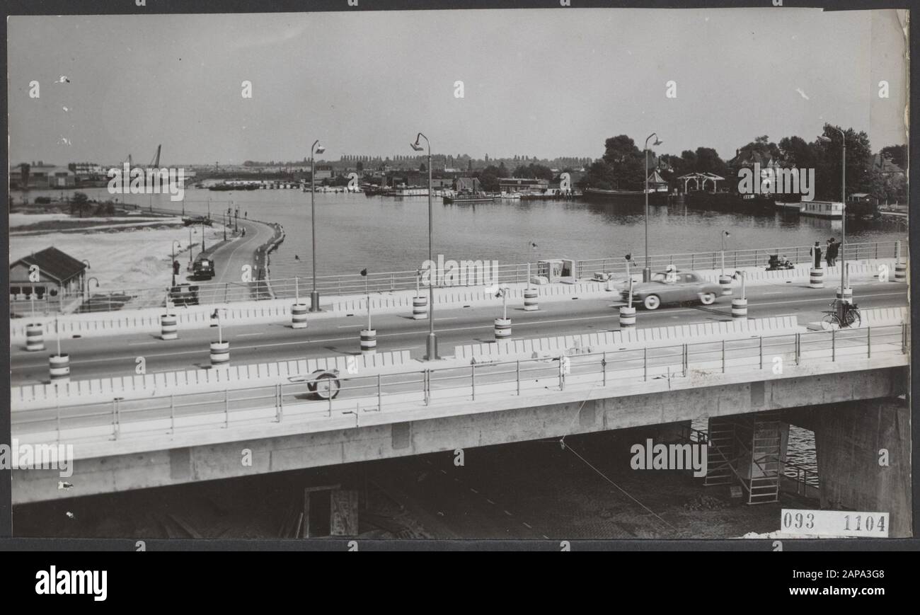 Der Amstelbrug in der Nähe der Rijnstraat in Amsterdam für die Nationalstraße nach Utrechter ist nun komplett für schnellen Verkehr, Radfahrer und Wanderer bereit. Datum: 3. Juni 1954 Ort: Amsterdam, Noord-Holland Schlagwörter: Brücken, Wasserstab, Straßen Personenname: Neu Amstelbrug Stockfoto