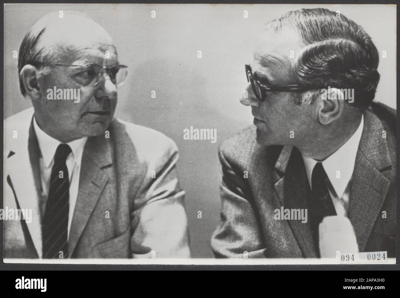 Ankünfte, Abgeordnete, Flughäfen, Pressekonferenzen, Vondeling Frau Datum: 22. November 1964 Ort: Noord-Holland, Schiphol Schlüsselwörter: Ankünfte, Parlamentsmitglieder, Pressekonferenzen, Flughäfen persönlicher Name: Vondeling Mrs., Vondeling, Anne Stockfoto