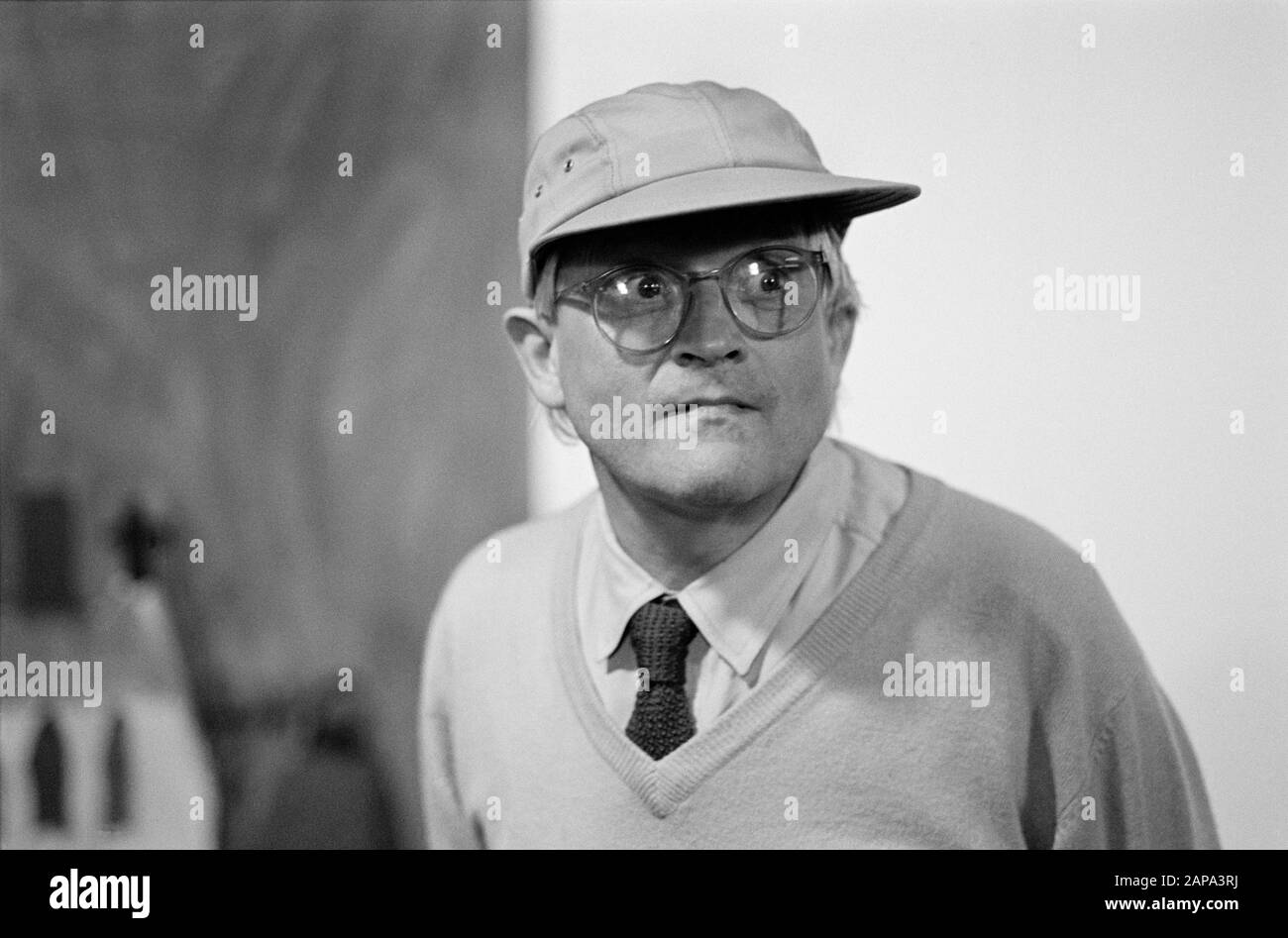 David Hockney (links) mit Bild von Mutter Laura Der Künstlerin. Ausstellung Zum Elektronischen Zeitalter. Bradford Museum of Film, Photography and Television Mai 1991. Stockfoto