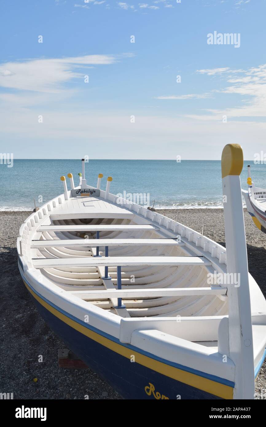 Traditionelles mittelmeer-boot oder jabega an der Küste an einem sonnigen Tag Stockfoto