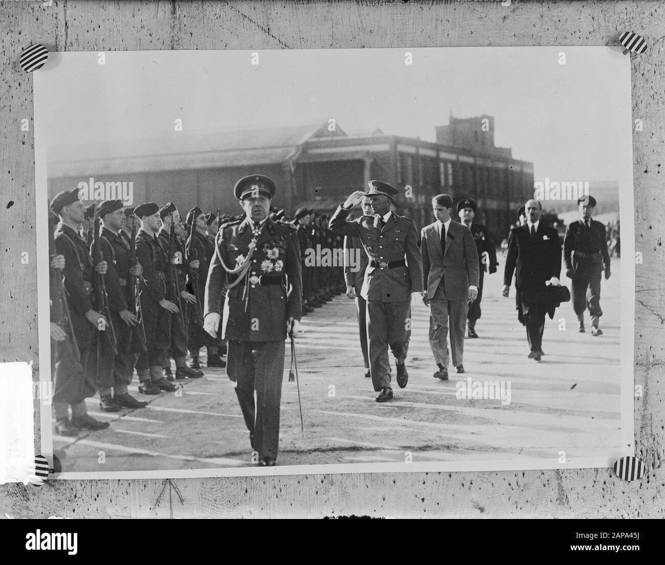 Ankunft von König Leopolds und Prinz Baudouin am Brüsseler Flughafen. Inspektion der Ehrenwache Datum: 21. Juli 1950 Ort: Belgien, Brüssel Stichwörter: Ankunft, Inspektion, Flughäfen Personenname: Boudewijn, Fürst, Leopold-König Stockfoto