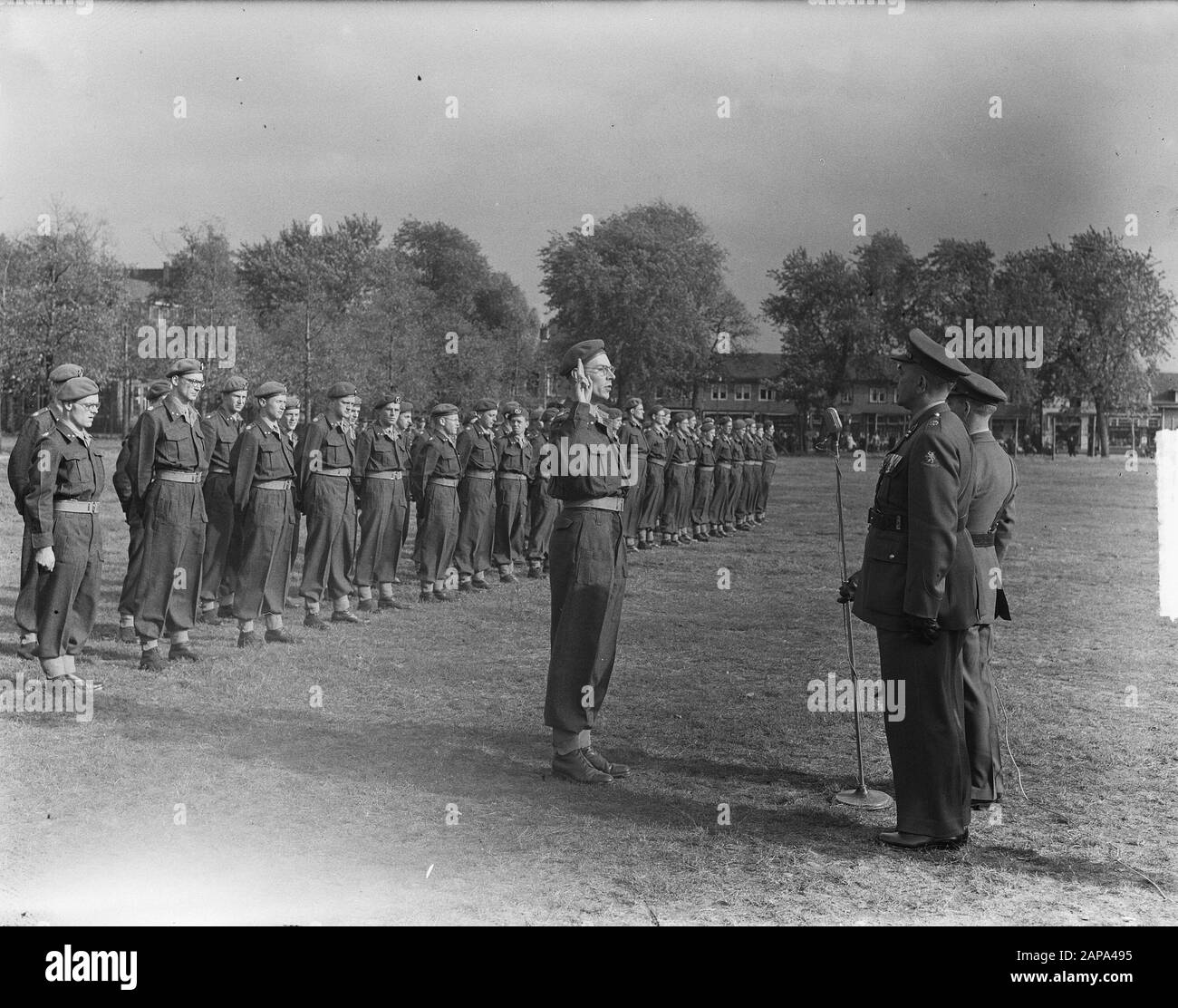 Beediging in Amersfoort von 60 Offizieren der Truppen des medizinischen Dienstes Datum: 11. Oktober 1950 Ort: Amersfoort Schlüsselwörter: Medizinische Dienste, OFFICIATS, TOOFFICERS, POWERS, Beeties Stockfoto