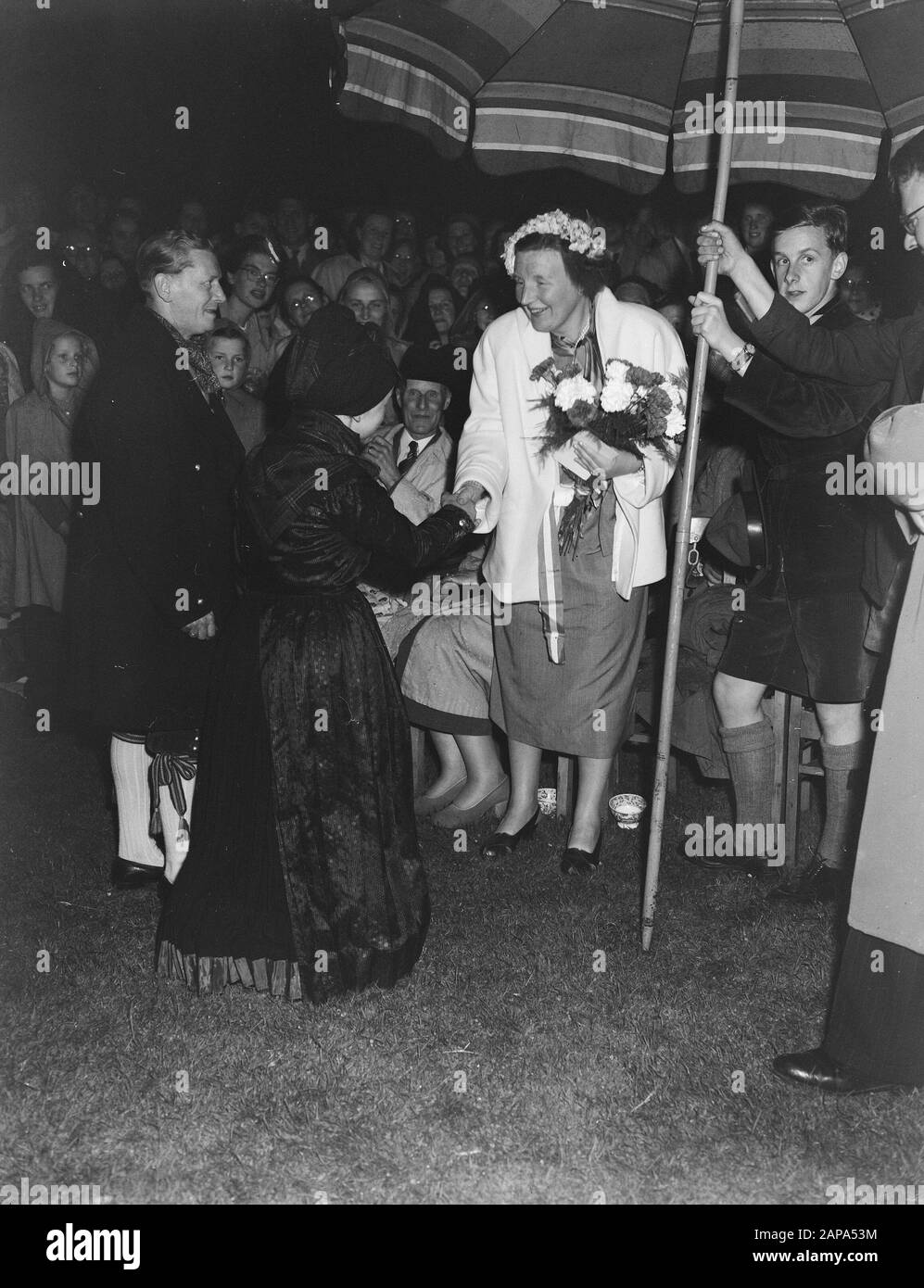 Besuchen Sie die Königin des Ruurloo International Folk Dance Festival Datum: 13. Juni 1953 Ort: Gelderland, Ruurlo Keywords: QUEEINS, Besuche, Folk Dance Festivals Stockfoto