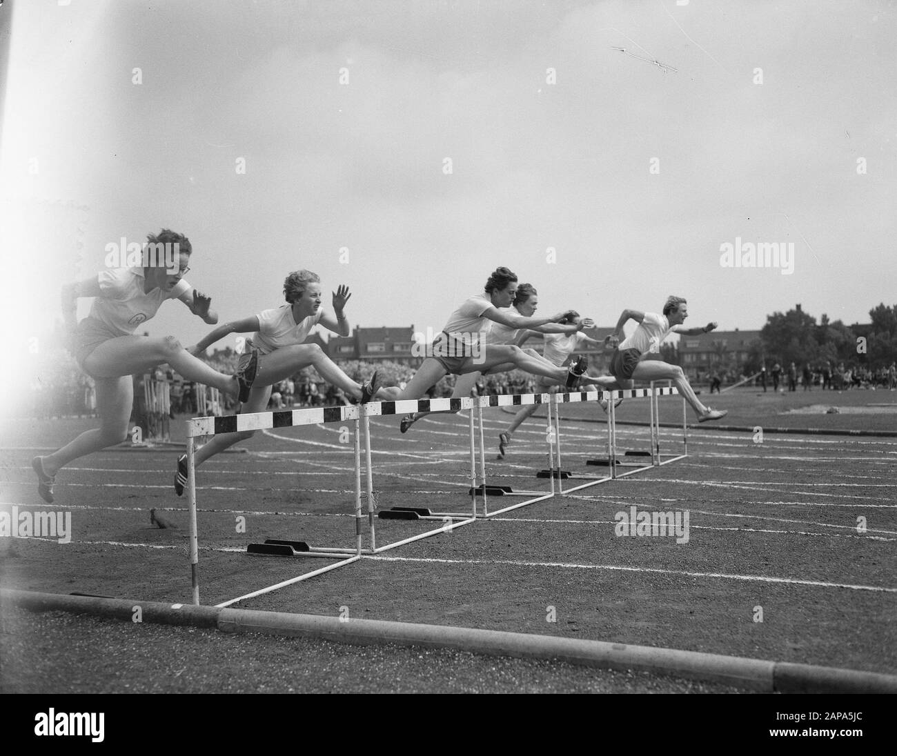 Leichtathletik den Haag, 80 m Hürden Damen mit Fanny Blankers-Koen Datum: 10. Juli 1954 Ort: Den Haag, Zuid-Holland Schlagwörter: Leichtathletik, Sport persönlicher Name: Blankers-Koen, Fanny Stockfoto