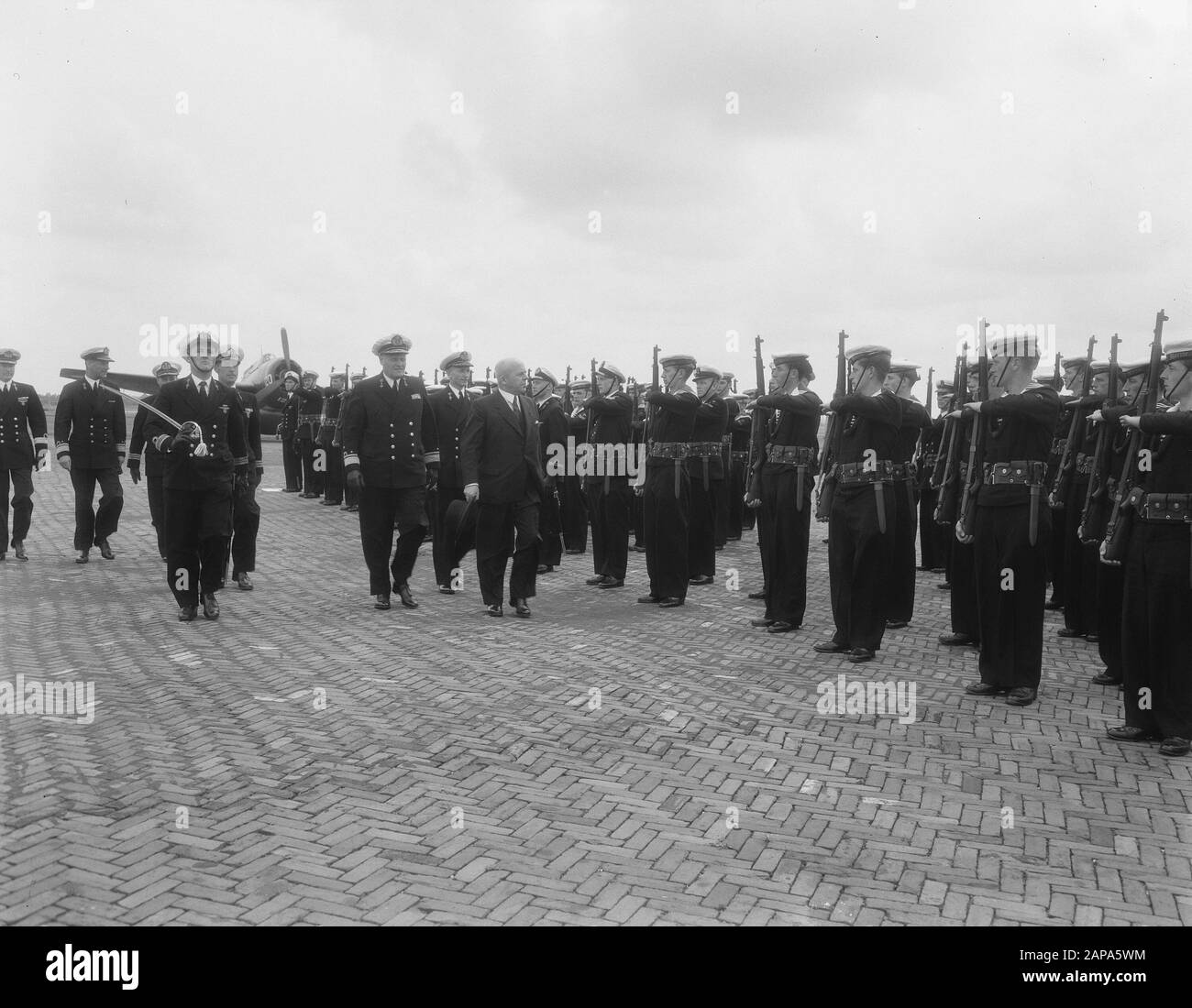 Luftwaffenstützpunkt Valkenburg. Kriegsminister C. Staf inspiziert die Ehrenwache Datum: 30. Juli 1954 Ort: Valkenburg, Zuid-Holland Schlüsselwörter: Ehrenschützen, Marine, Militär, Minister, Offiziere, Flugplätze Personenname: Staf, Kees Stockfoto