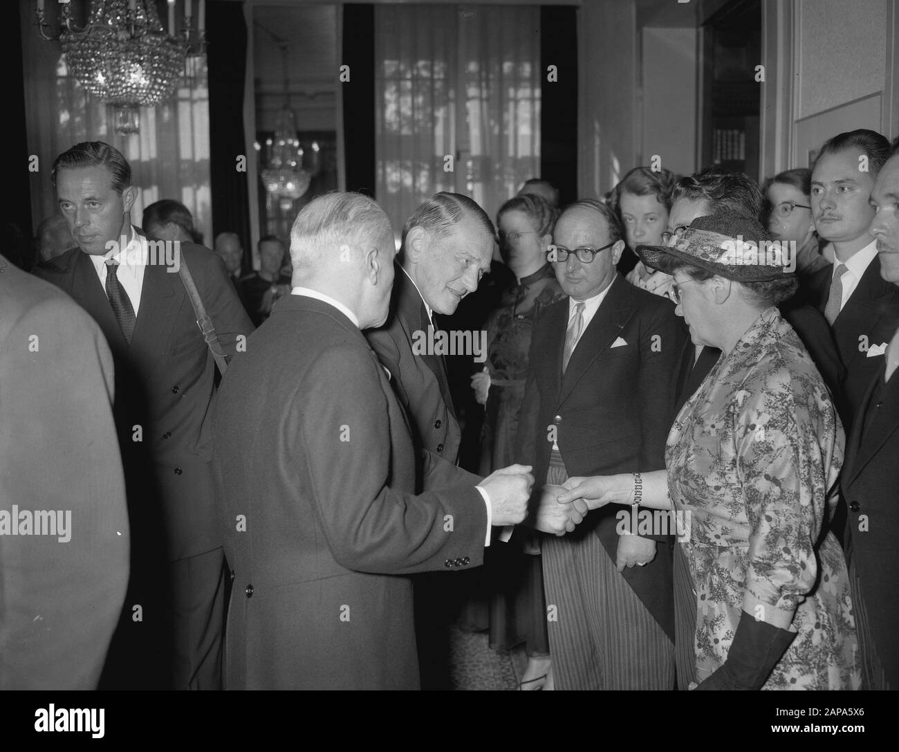 Besuchen Sie die französische präsidentin und Frau Coty in Amsterdam, besuchen Sie das Institut Francais Datum: 21. Juli 1954 Ort: Amsterdam, Noord-Holland Schlüsselwörter: Präsident, Besuche, Institute Stockfoto