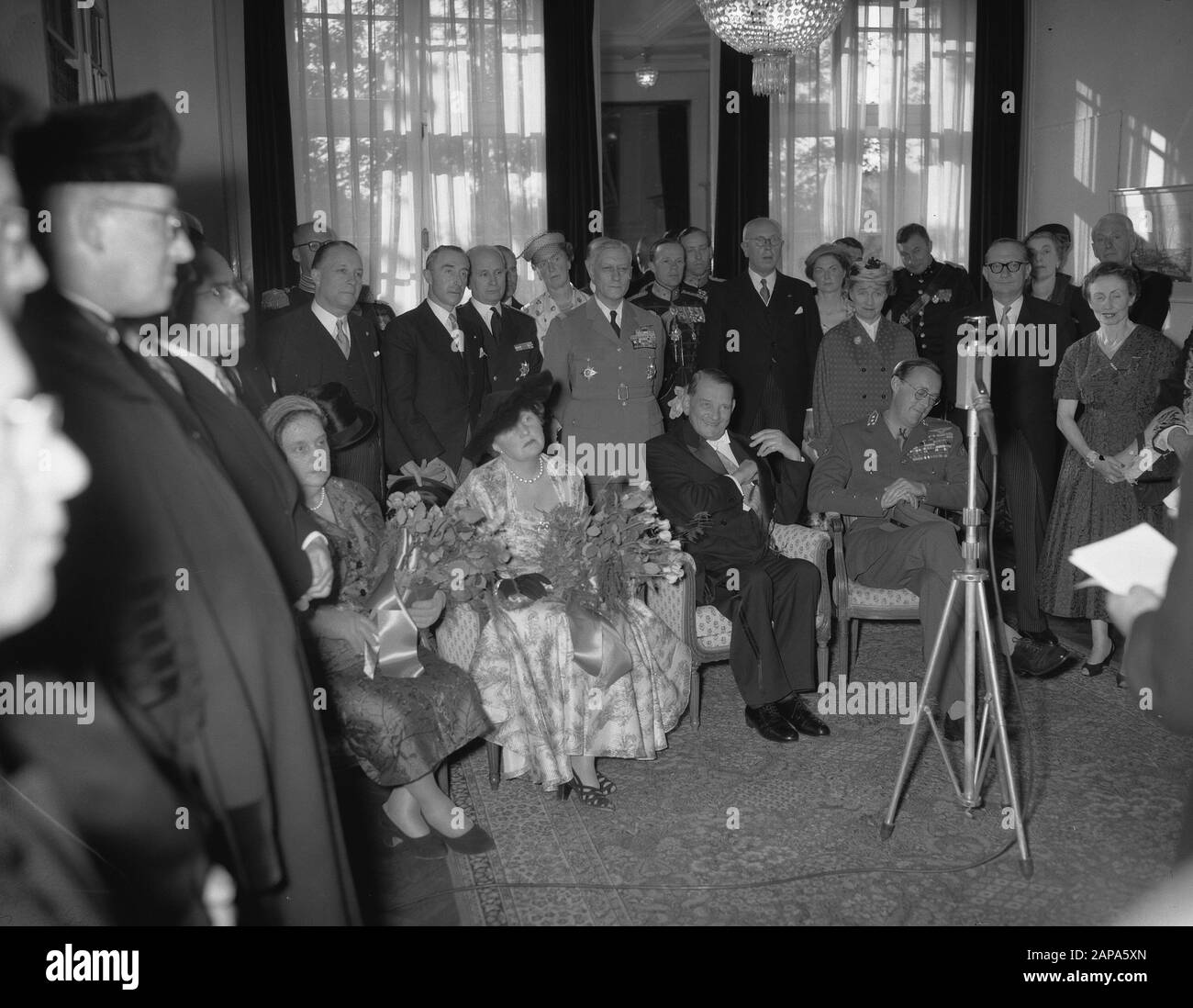 Besuchen Sie die französische präsidentin und Frau Coty in Amsterdam, besuchen Sie das Institut Francais Datum: 21. Juli 1954 Ort: Amsterdam, Noord-Holland Schlüsselwörter: Präsident, Besuche, Institute Stockfoto