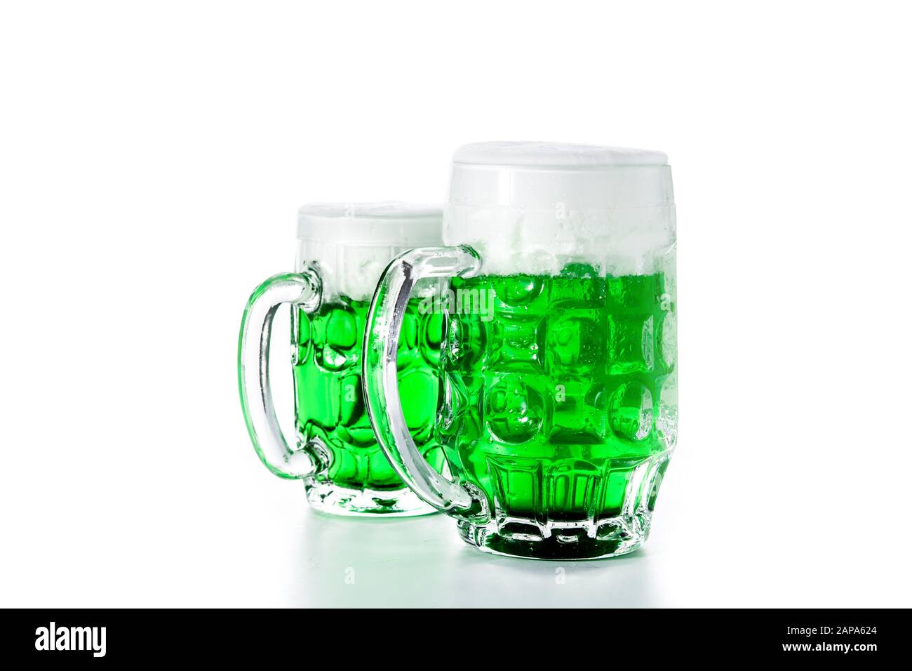 Traditionelles grünes Bier vom St. Patrick's Day, isoliert auf weißem Hintergrund. Stockfoto