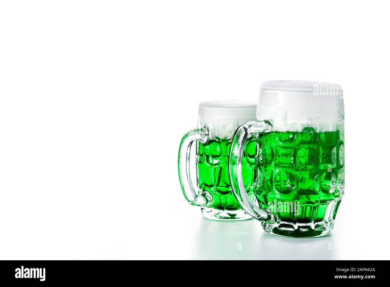 Traditionelles grünes Bier vom St. Patrick's Day, isoliert auf weißem Hintergrund. Kopierbereich Stockfoto