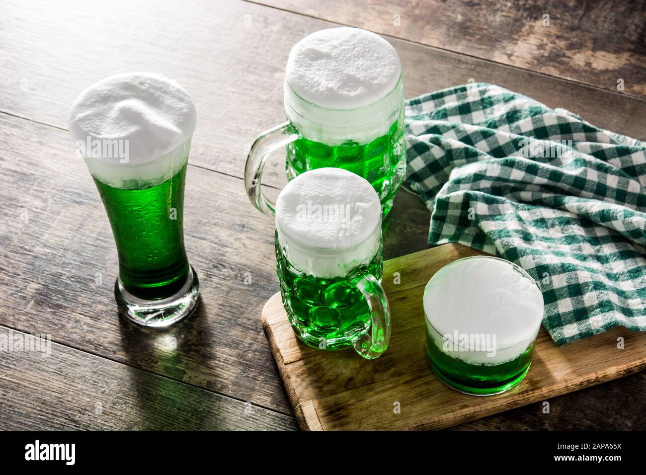 Traditionelles grünes Bier vom St. Patrick's Day auf Holztisch Stockfoto