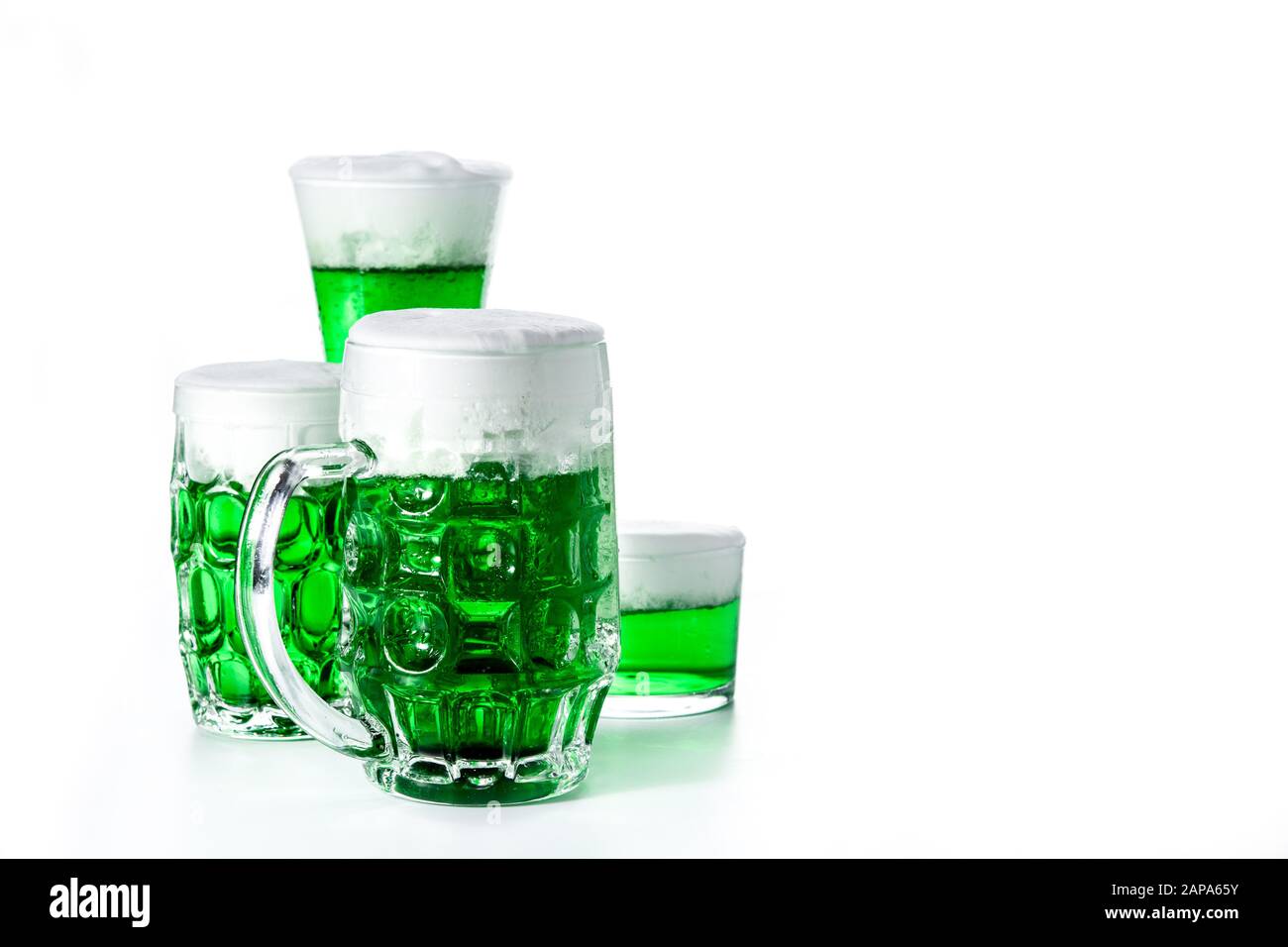 Traditionelles grünes Bier vom St. Patrick's Day, isoliert auf weißem Hintergrund. Kopierbereich Stockfoto