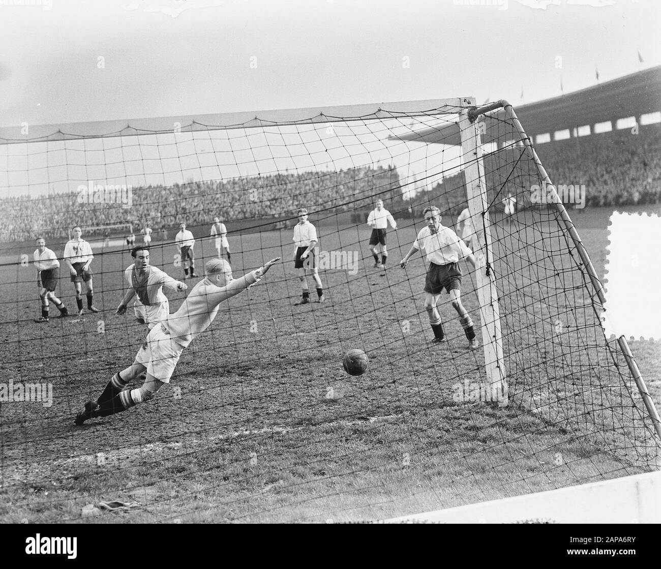 AJAX versus Be Quick Second Ajax Goal Datum: 15. März 1952 Schlüsselwörter: Sport, Name der Fußballeinrichtung: AJAX Stockfoto