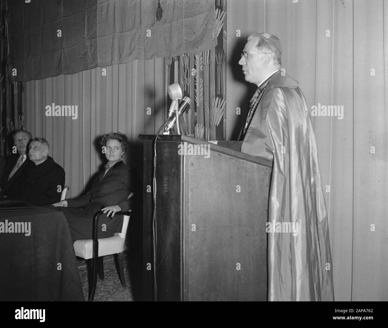 Kongress International Union of Catholic Workers a.o. Miss Dr. M. A. Klompe Datum: 18. März 1955 Standort: Scheveningen, Zuid-Holland Stichwörter: Kongresse persönlicher Name: Uniapac Institutionenname: Kurhaus Stockfoto