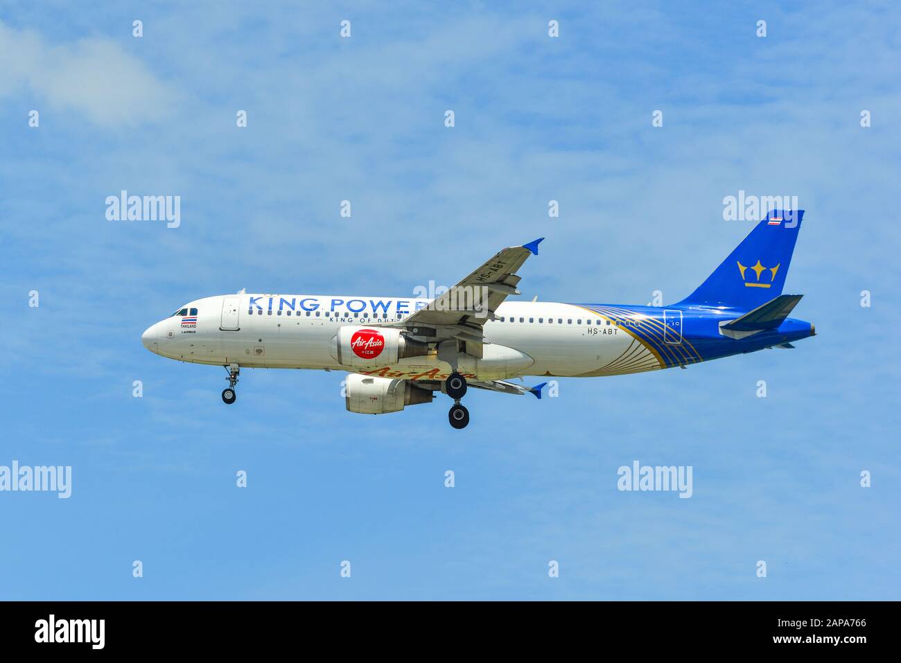 Singapur - 27. März 2019. HS-ABT Thai AirAsia Airbus A320 Landung am Flughafen Changi (SIN). Changi bedient mehr als 100 Fluggesellschaften, die 400 Städte anfliegen. Stockfoto