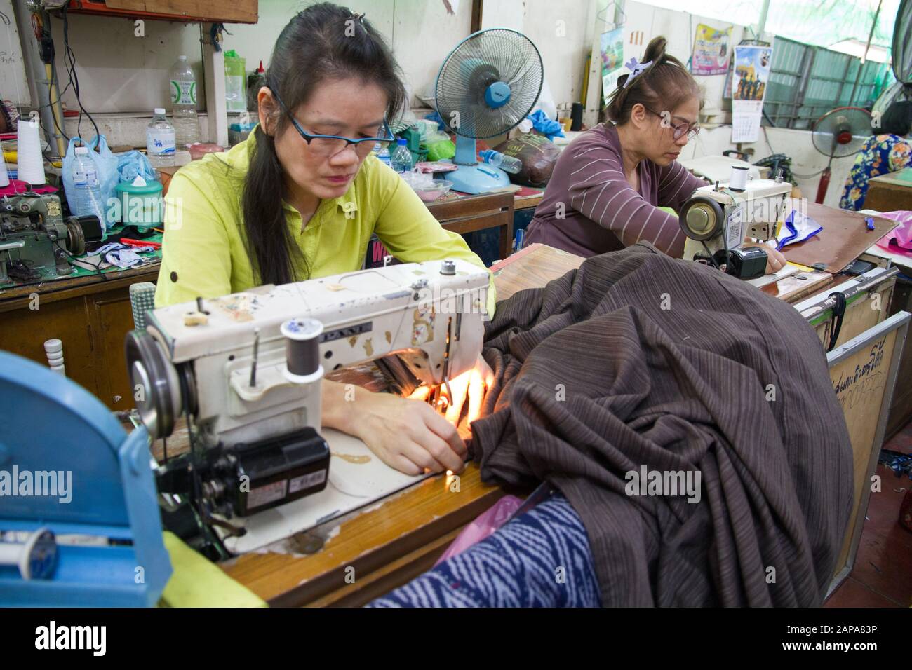 Thailand-Frau-Arbeiter, Näherin Handarbeit Handwerk Stockfoto