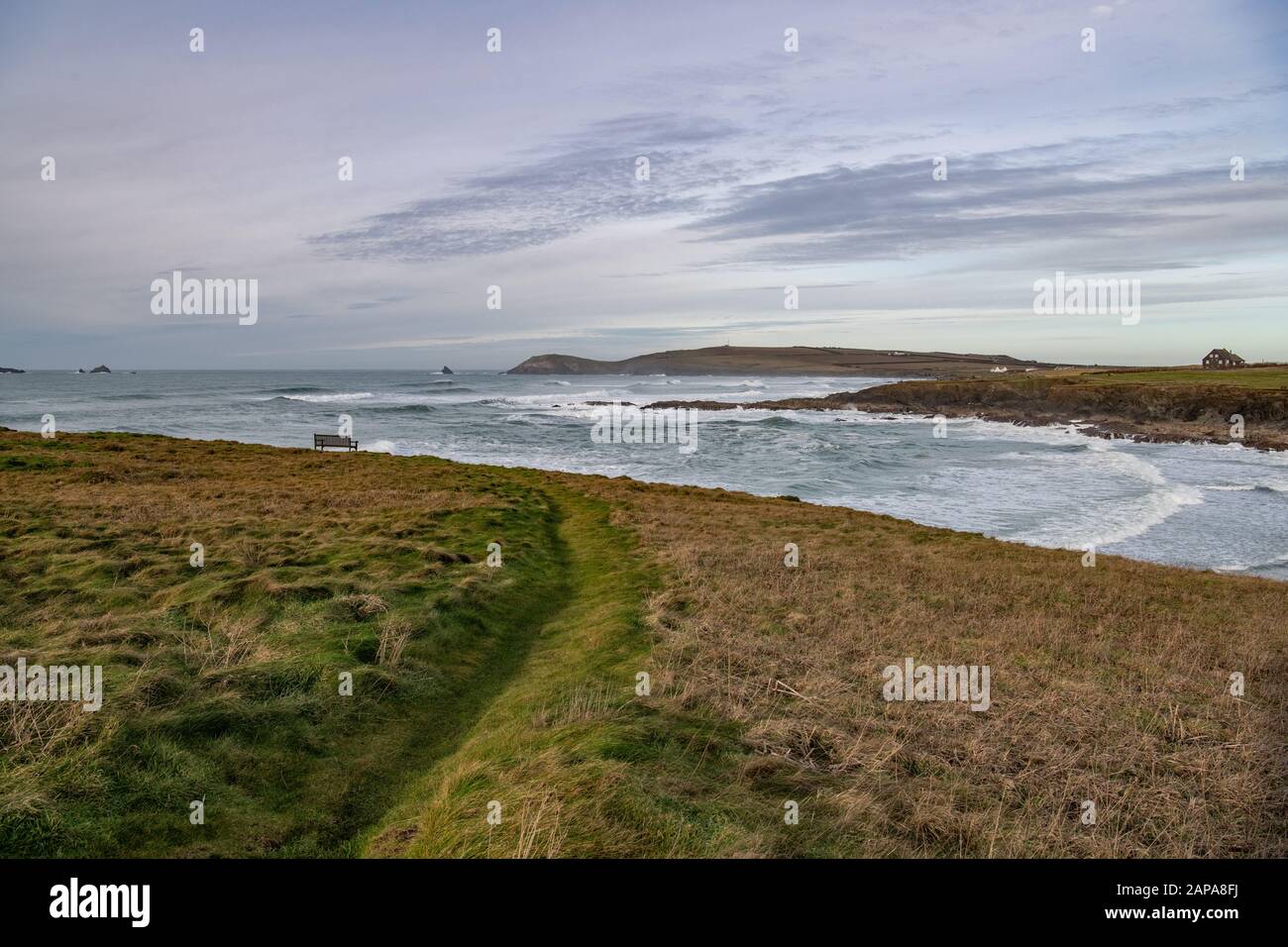 Graspfad führt hinunter zur Bank mit Blick auf Constantine Bay Beach North Cornish Coast, Großbritannien Stockfoto