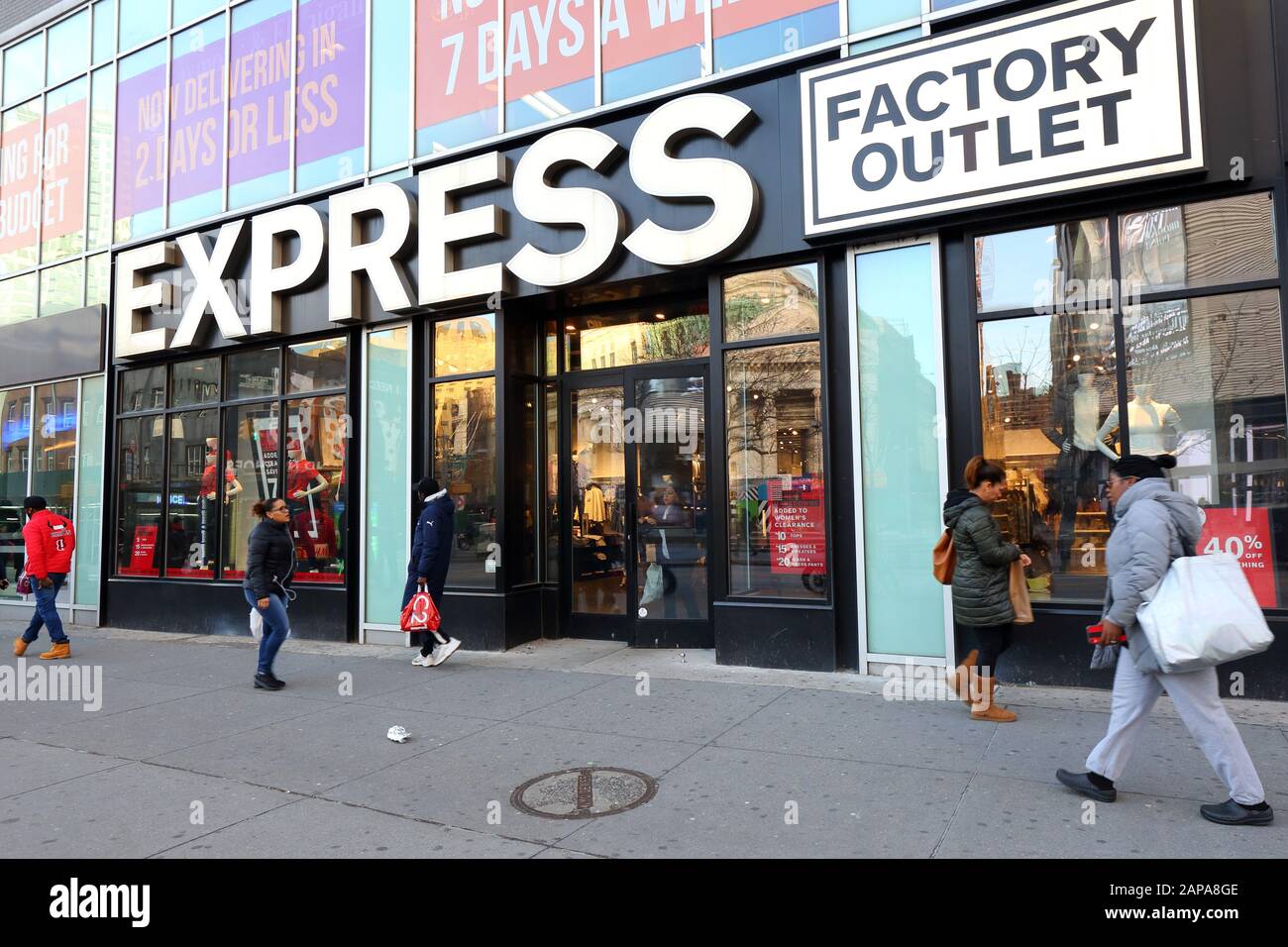 Express Factory Outlet, 490 Fulton St, Brooklyn, New York. NYC-Schaufensterfoto eines zeitgenössischen Bekleidungsladens in Downtown Brooklyn, New York, NY. Stockfoto