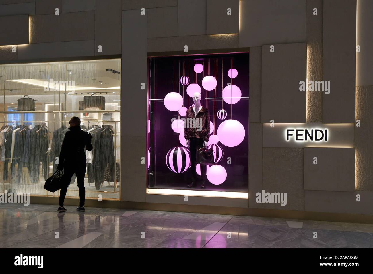 Ein Schaufensterbummel in der Fendi-Boutique im Einkaufszentrum Hudson Yards in Manhattan, New York, New York. Stockfoto