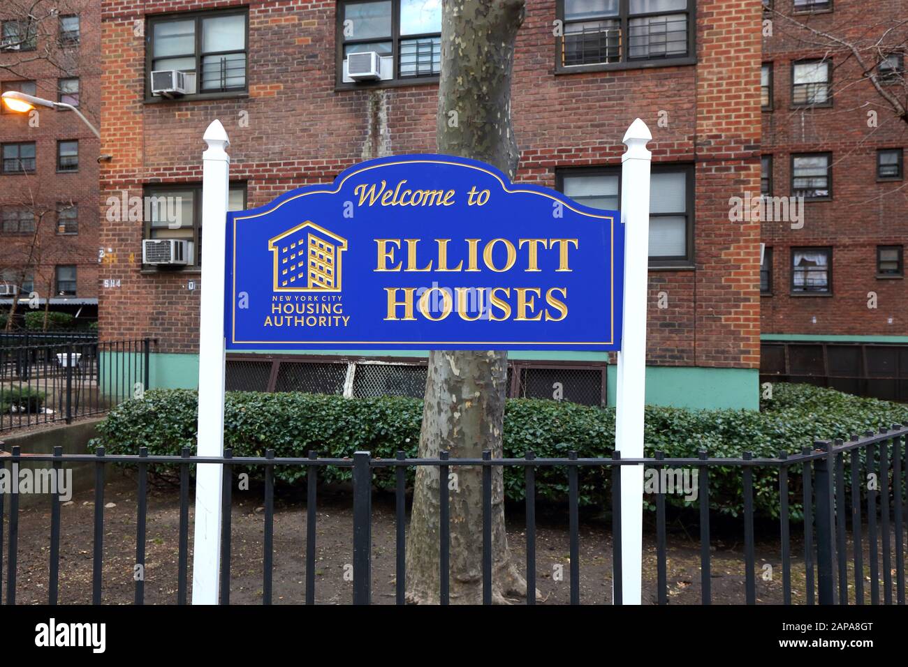 Schilder für die New York City Housing Authority Elliott Houses in der Chelsea Nachbarschaft von Manhattan, New York, NY Stockfoto
