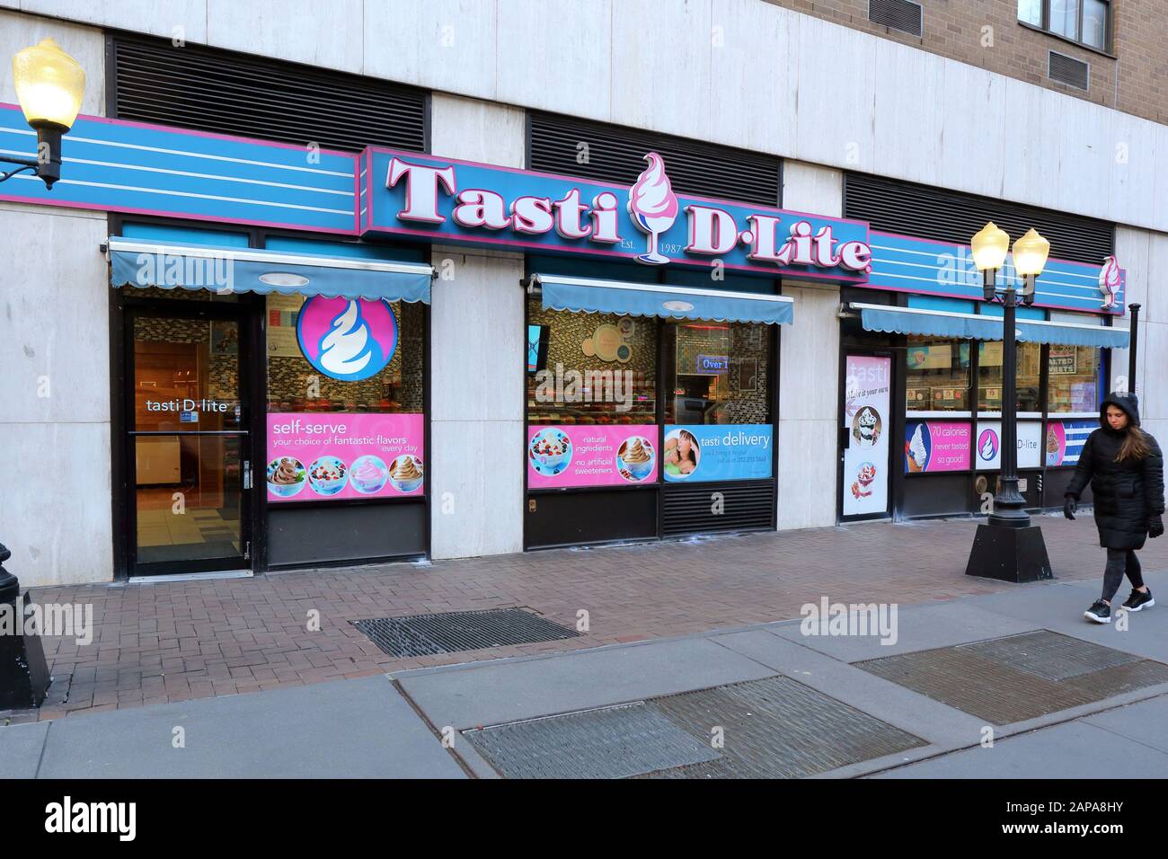 Tasti D-Lite, 416 3. Ave, New York, NYC Schaufensterfoto eines gefrorenen Dessertladens im Stadtteil Kips Bay in Manhattan. Stockfoto